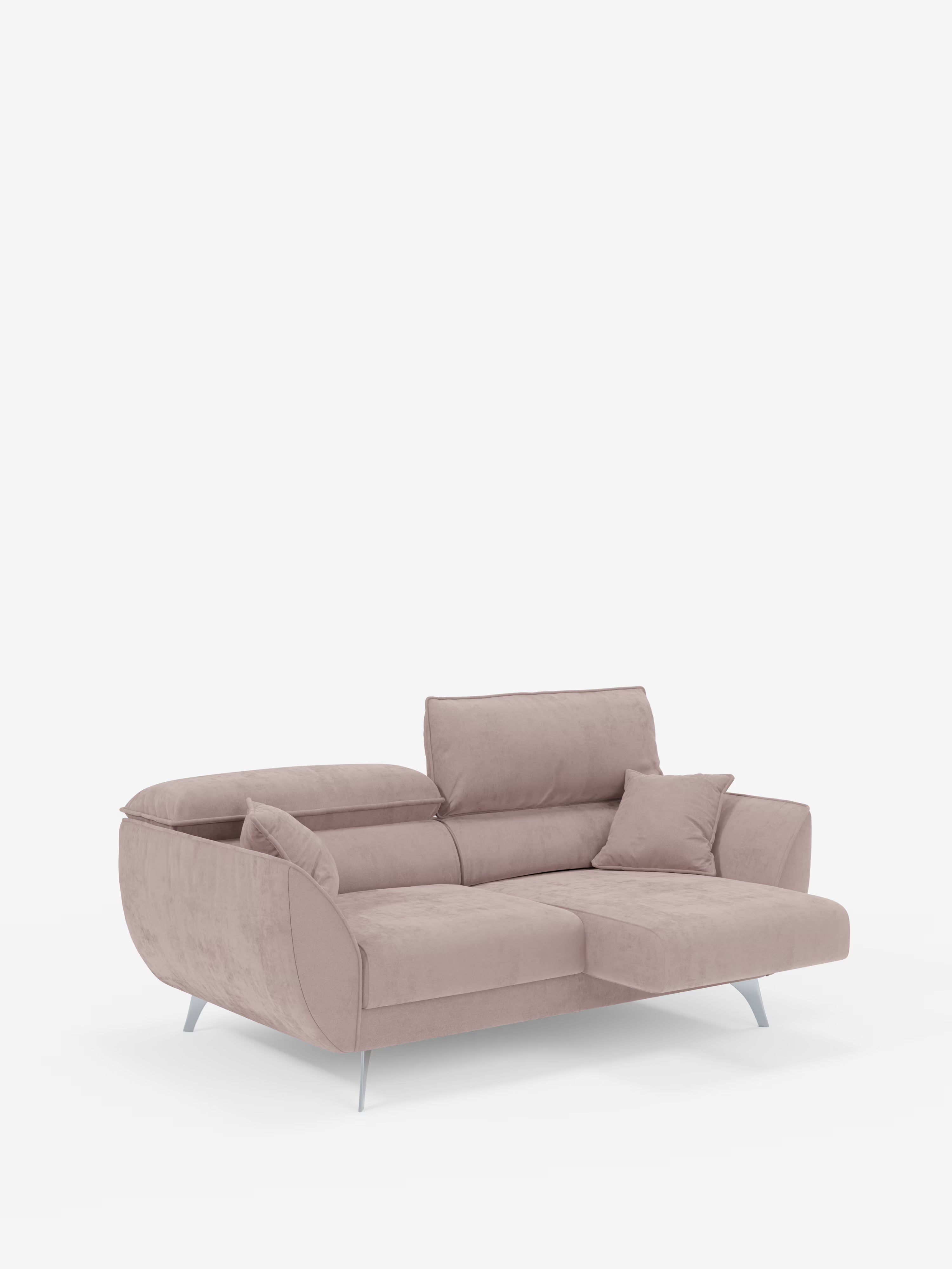 Un divano a due posti “Michelangelo” in stile contemporaneo di Divani.Store, rivestito in tessuto T30 rosa cipria antimacchia, caratterizzato da un rivestimento morbido, poggiatesta reclinabili regolabili, sedute allungate, gambe argentate inclinate e due cuscini quadrati coordinati, il tutto presentato su uno sfondo bianco a tinta unita.