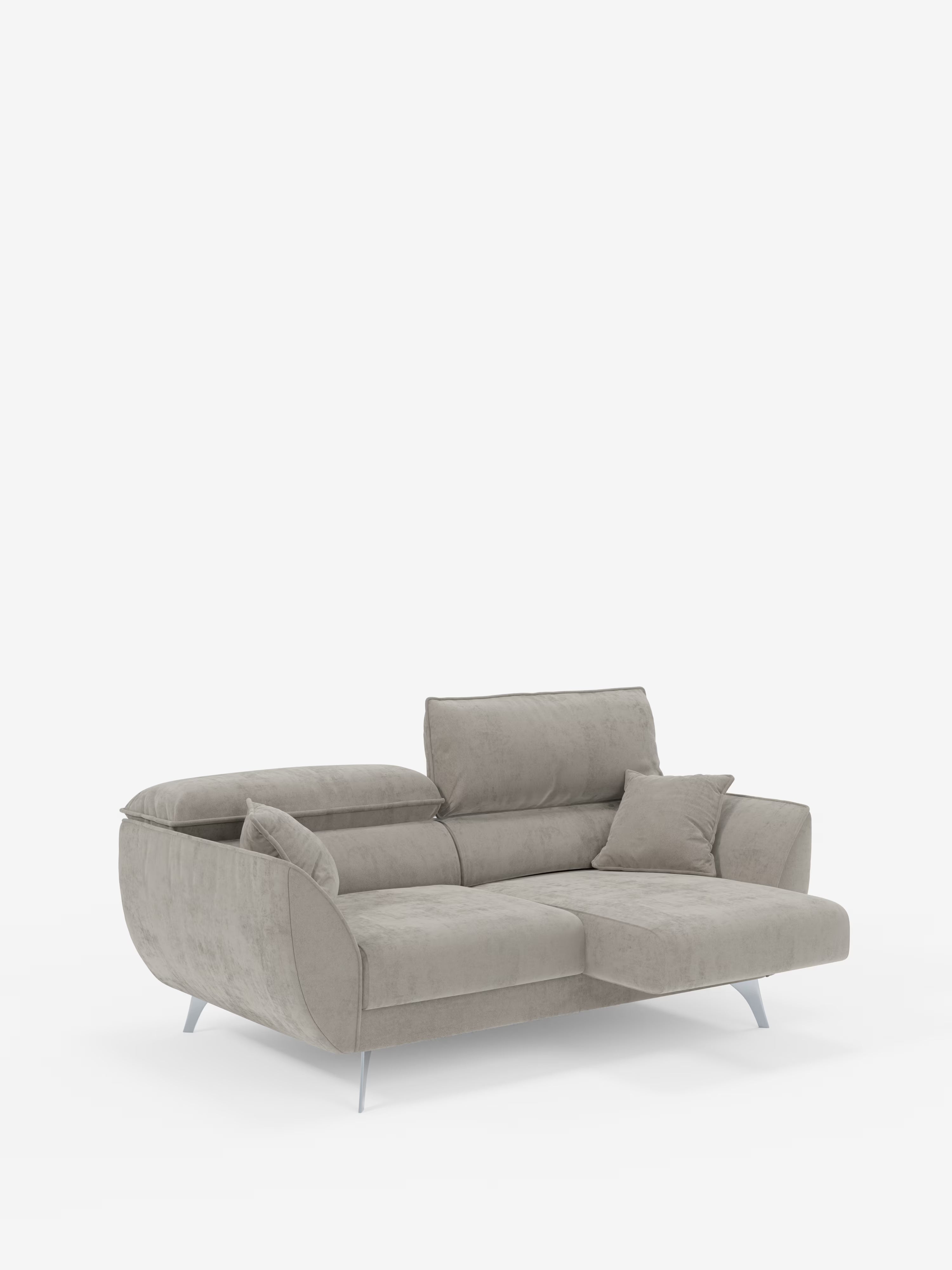 Il divano Michelangelo a 2 e 3 posti con sedute allungabili e poggiatesta reclinabili in tessuto smacchiabile T30 di Divani.Store è un moderno divano in tessuto grigio chiaro dotato di due cuscini di seduta, gambe angolari in metallo, poggiatesta regolabili e due cuscini decorativi abbinati. Su uno sfondo bianco a tinta unita, il suo design elegante e contemporaneo, con una silhouette leggermente arrotondata, lo rende la scelta ideale per chi cerca comfort e versatilità in un divano moderno di grande stile.