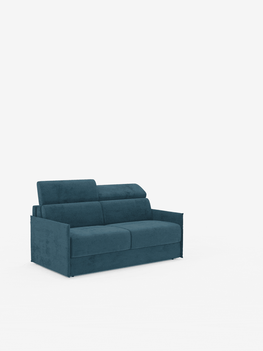 Un "Miryam Divano letto con poggiatesta reclinabili e comfort maxi" blu di Divani.Store, realizzato in morbido tessuto T31 resistente alle macchie, con braccioli squadrati e poggiatesta alti regolabili, è esposto su uno sfondo bianco. Progettato per gli spazi ridotti, questo divano moderno e compatto si trasforma facilmente in un comodo letto estendendo la seduta e lo schienale in avanti per creare una superficie piana su cui dormire.