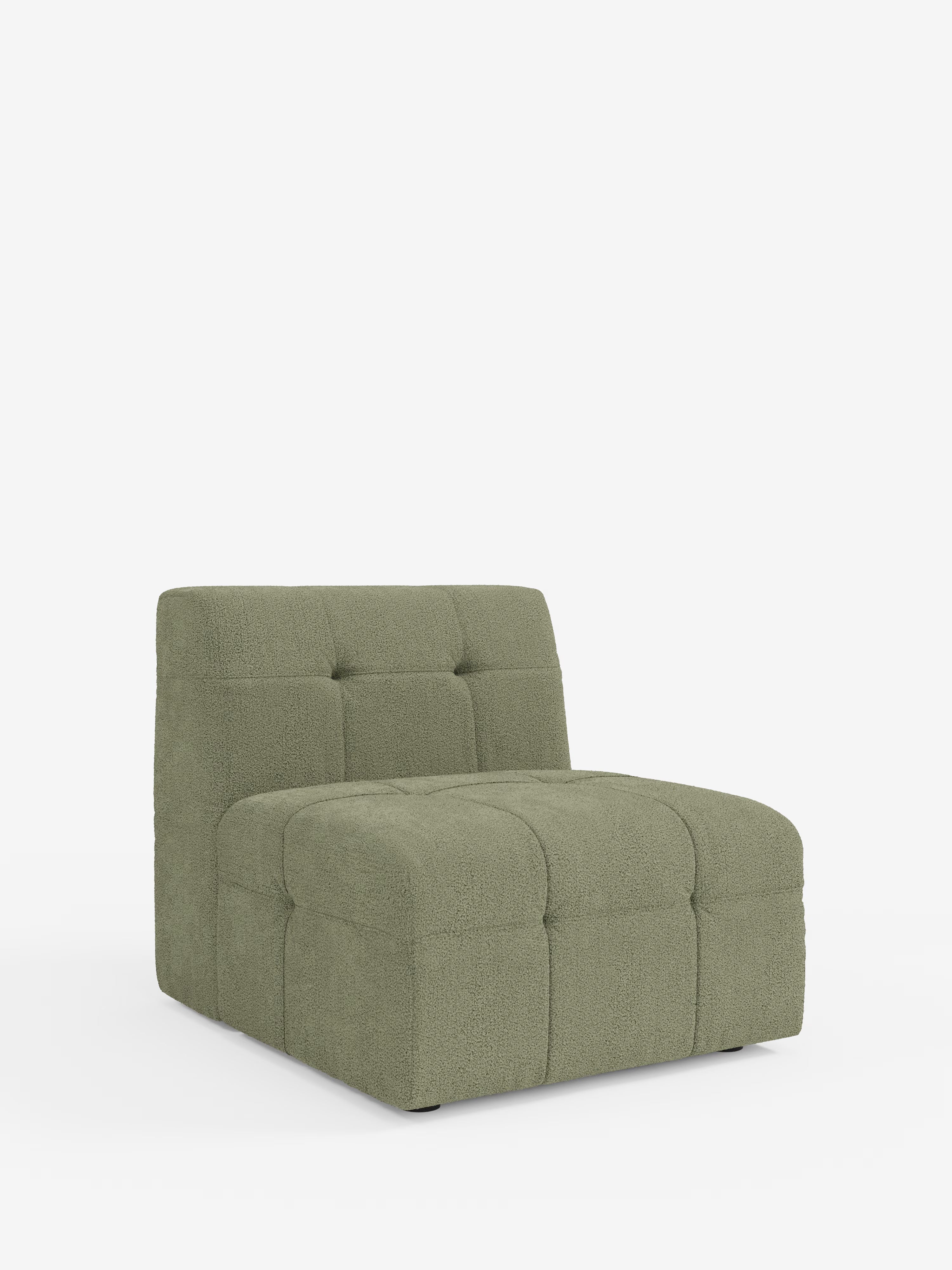 La poltrona Mosaic modulo da 77 cm di Divani.Store presenta una linea moderna senza braccioli, con rivestimento in bouclé verde tenue resistente alle macchie e schienale capitonné. La seduta bassa e ampia e il design massiccio e squadrato garantiscono comfort e stile contemporaneo. La poltrona è esposta su uno sfondo bianco a tinta unita.