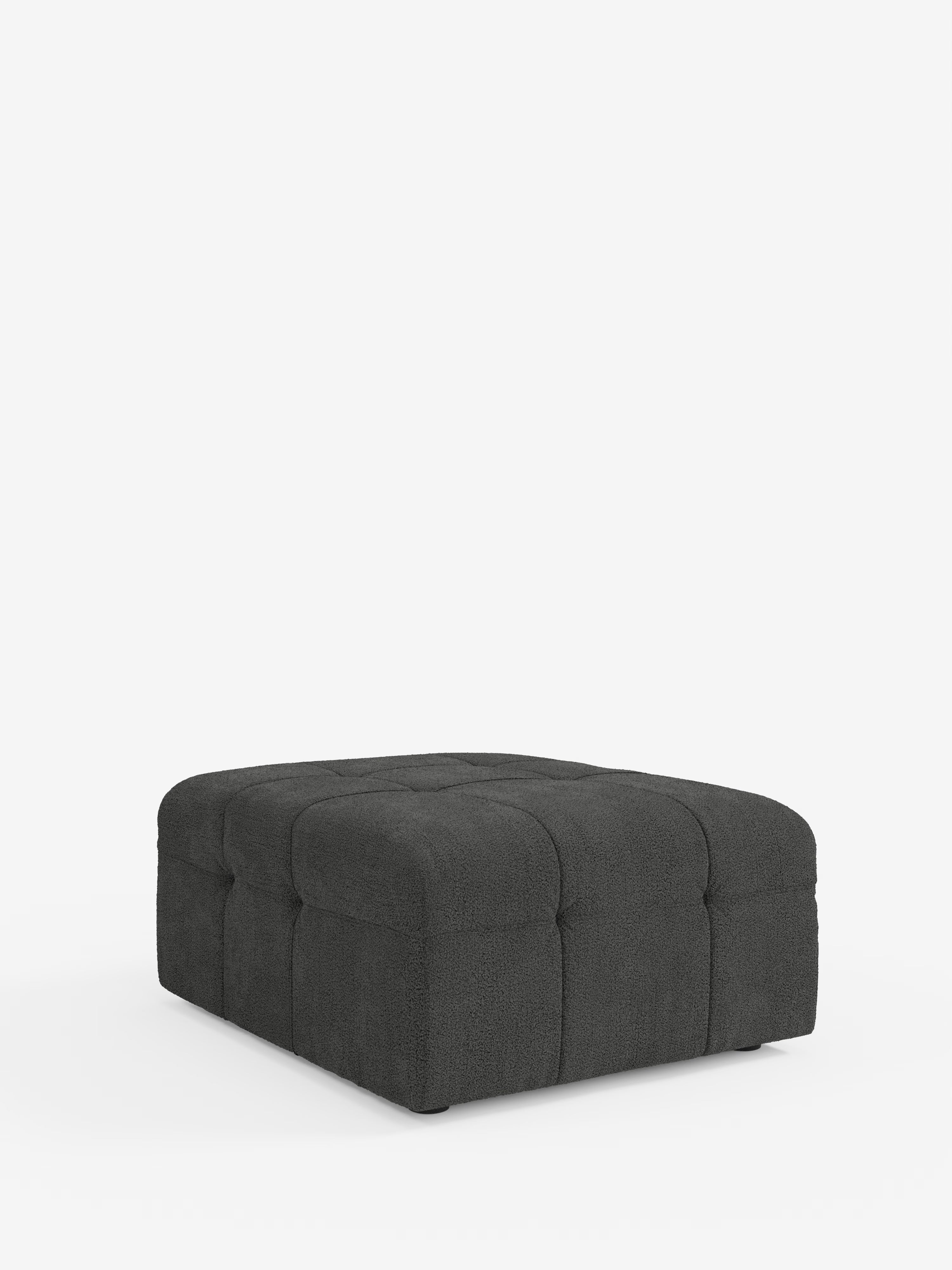 Un moderno pouf quadrato di Divani.Store: il pouf e modulo Mosaic in bouclé (96x77 cm), con design capitonné e tessuto T21 antimacchia, è presentato su uno sfondo bianco. Caratterizzato da bordi morbidi e arrotondati, piedini corti e un lussuoso rivestimento in bouclé che ricorda un pouf contemporaneo, offre un aspetto accogliente ed elegante.