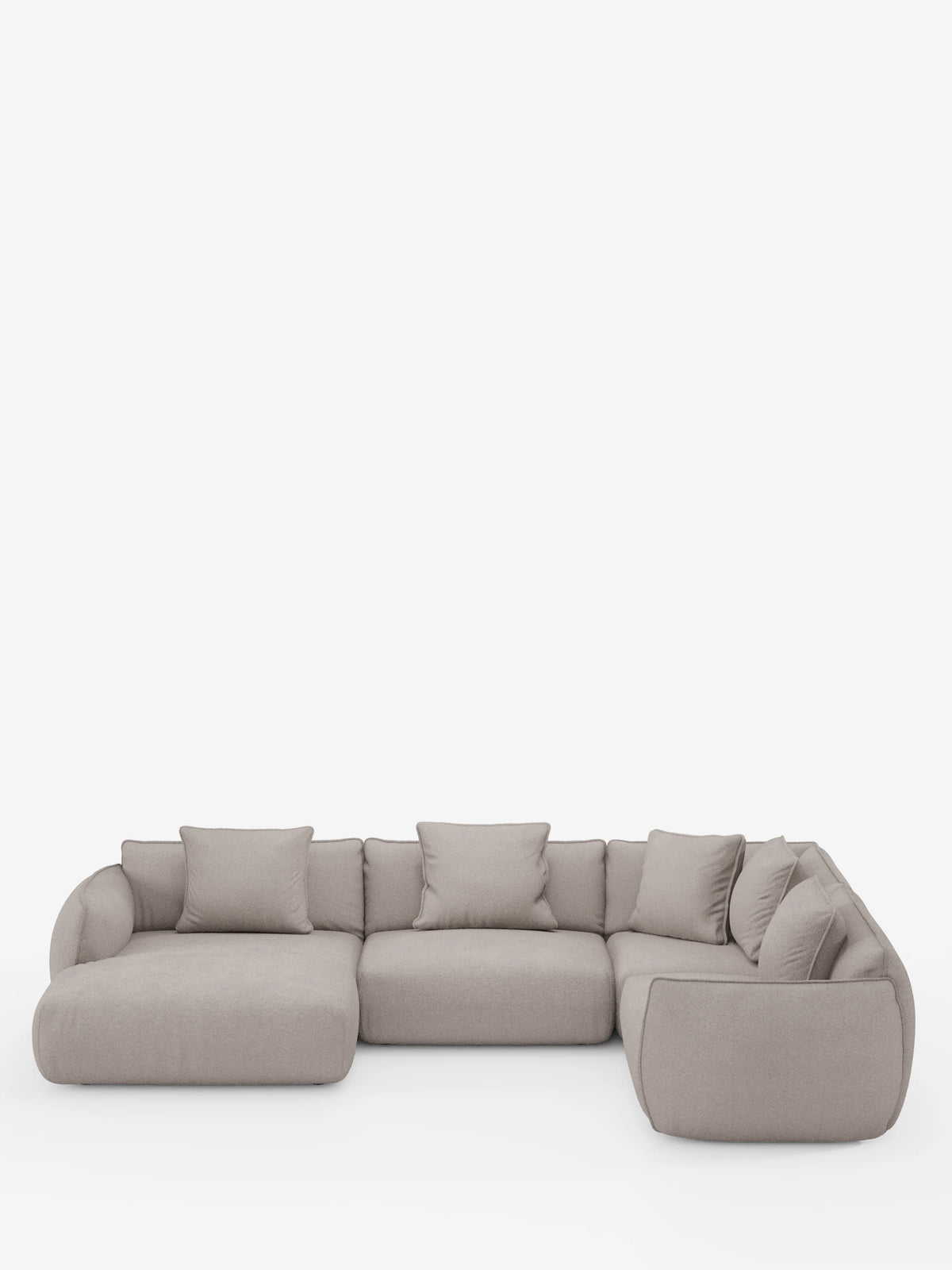 Il divano angolare panoramico componibile Nimbus con penisola e angolo di Divani.Store è un moderno divano componibile a forma di L rivestito in tessuto beige chiaro di facile manutenzione. È caratterizzato da sette ampi cuscini coordinati, bordi arrotondati e un design minimalista, il tutto su uno sfondo bianco a tinta unita.