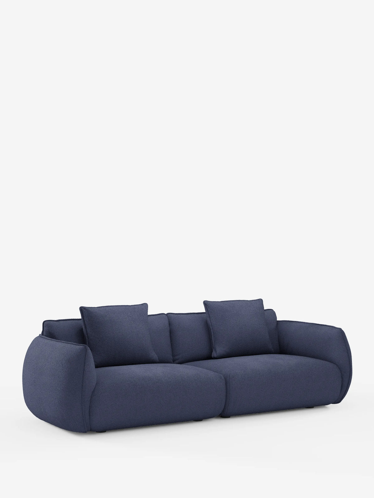Un moderno divano a 3 posti modulare e componibile Divani.Store Nimbus blu navy (250 cm), rivestito in tessuto antimacchia tessuto effetto cotone smacchiabile (sfoderabile in tessuto smacchiabile effetto cotone T33), caratterizzato da un design minimalista e raffinato con braccioli e schienale arrotondati, tre cuscini di seduta e tre cuscini quadrati coordinati per lo schienale, il tutto su uno sfondo bianco a tinta unita.