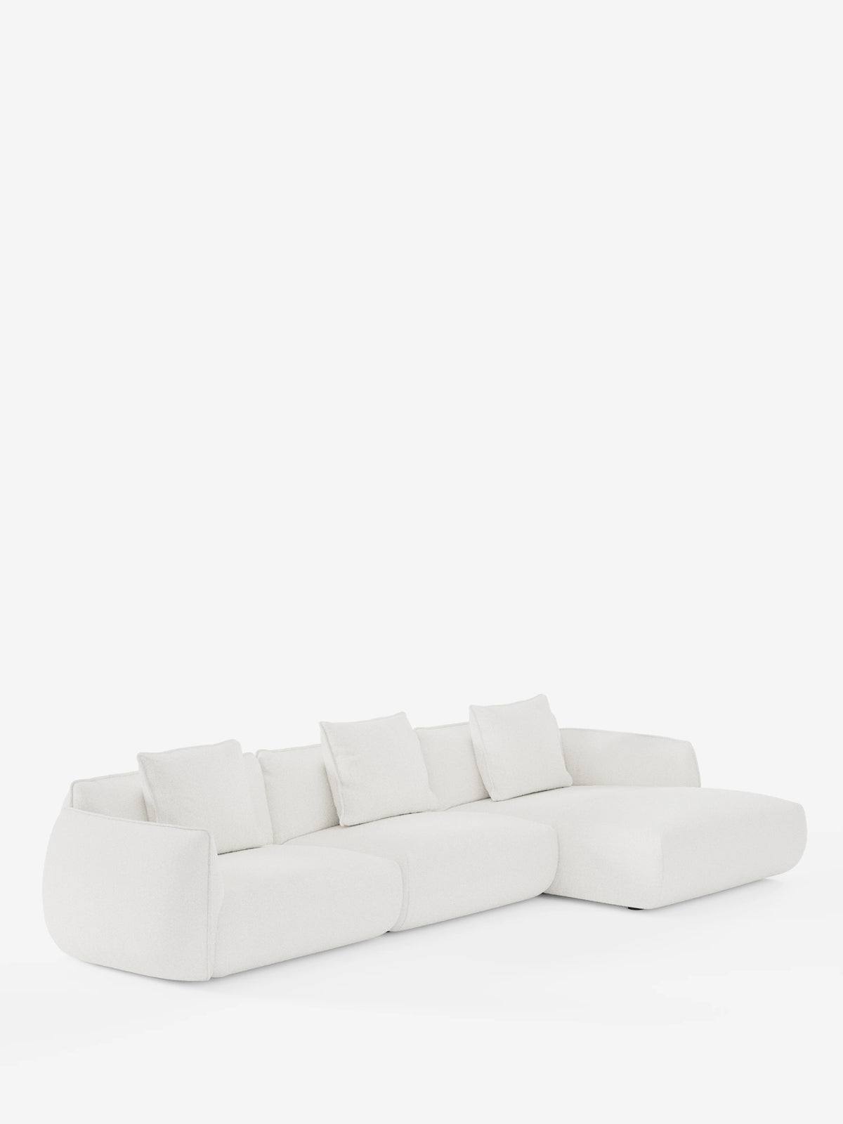 Un divano componibile contemporaneo bianco a forma di L: il divano angolare con penisola componibile Nimbus di Divani.Store, realizzato in morbido tessuto effetto cotone antimacchia T33, caratterizzato da morbidi bordi arrotondati e quattro cuscini schienali quadrati, in primo piano su uno sfondo bianco a tinta unita.