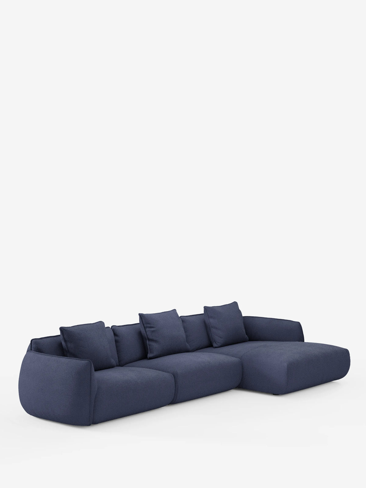 Un moderno divano angolare Nimbus con penisola componibile in morbido tessuto effetto cotone lavabile T33 di Divani.Store, caratterizzato da un intenso colore blu navy con tre cuscini di seduta, cinque cuscini dello schienale abbinati e una chaise longue allungata sulla destra. Su uno sfondo bianco a tinta unita, questo design minimalista si caratterizza per i bordi morbidi e arrotondati e l'imbottitura soffice.