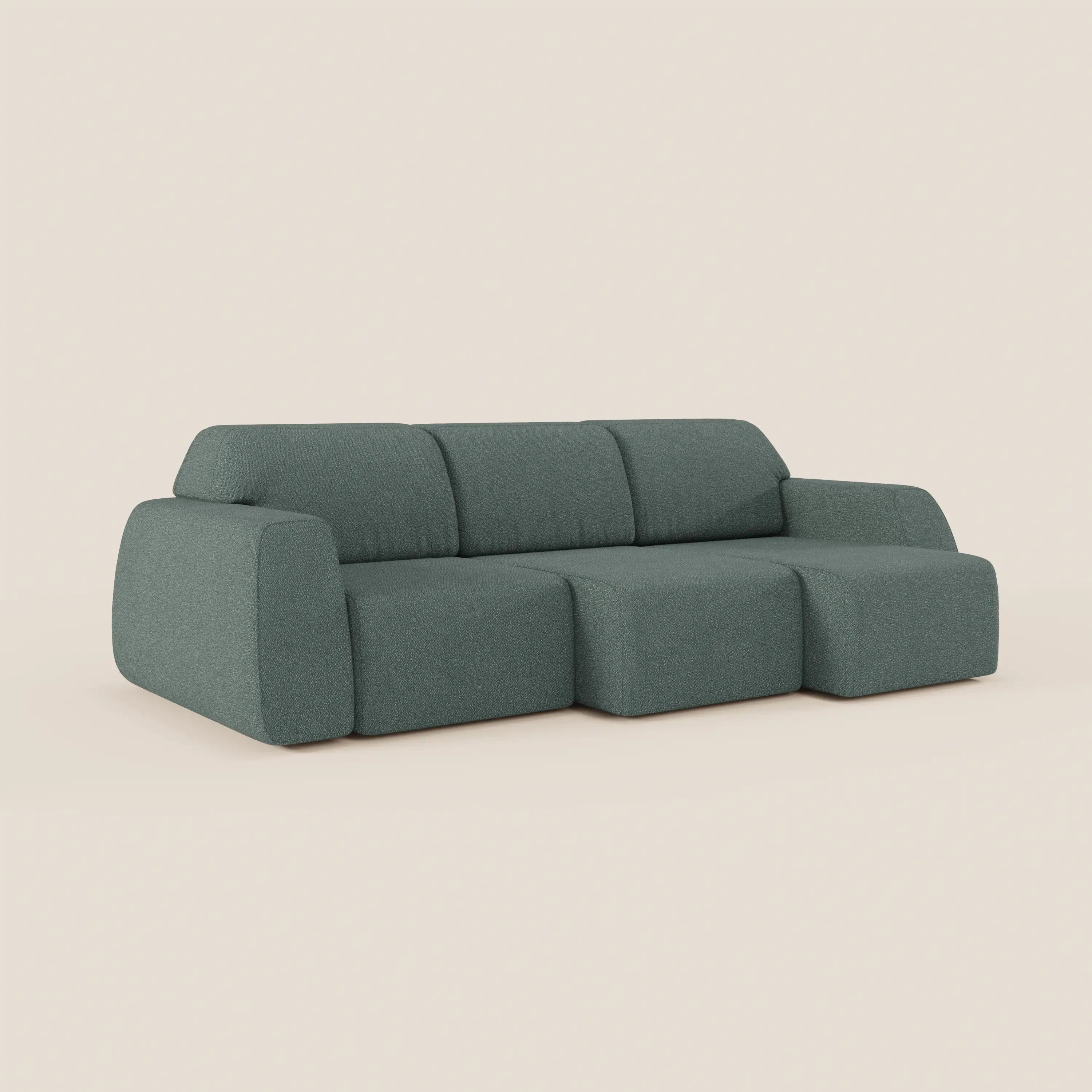 Il divano Orbit di Divani.Store è caratterizzato da 3 sedute scorrevoli e allungabili in modo indipendente in tessuto T33 antimacchia effetto cotone, linee moderne e minimaliste, bordi arrotondati, cuscini bassi a blocco e una chaise longue a destra. Presentato su sfondo beige chiaro.