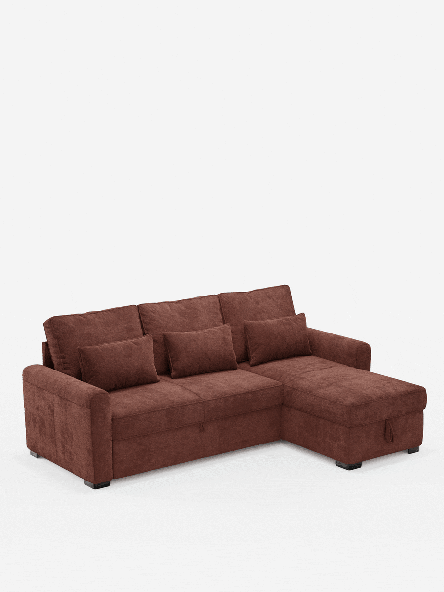 Un divano letto Ottaviano con chaise longue estraibile - penisola reversibile e contenitore in tessuto materico smacchiabile; divano componibile marrone con chaise longue a destra, tre cuscini dello schienale, tre cuscini decorativi e finitura materica su piedini bassi e scuri.