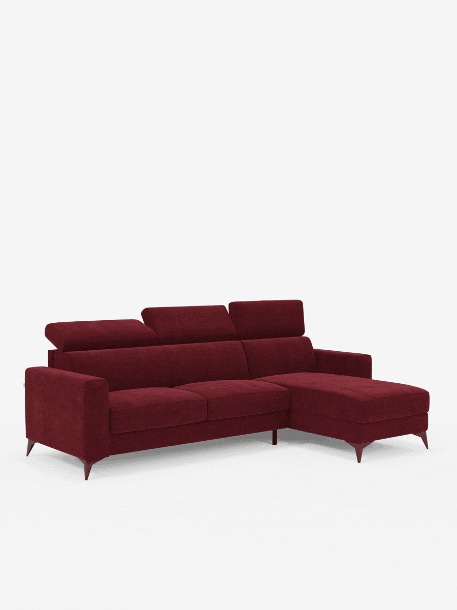 Il divano letto angolare Pegaso di Divani.Store è un moderno divano componibile realizzato in tessuto jacquard bordeaux scuro resistente alle macchie (T22). È dotato di poggiatesta regolabili, una chaise longue sul lato destro con una pratica penisola contenitore per ulteriore spazio, linee pulite e gambe angolari in legno. Su uno sfondo bianco a tinta unita, il colore intenso e il design contemporaneo del divano risaltano magnificamente.