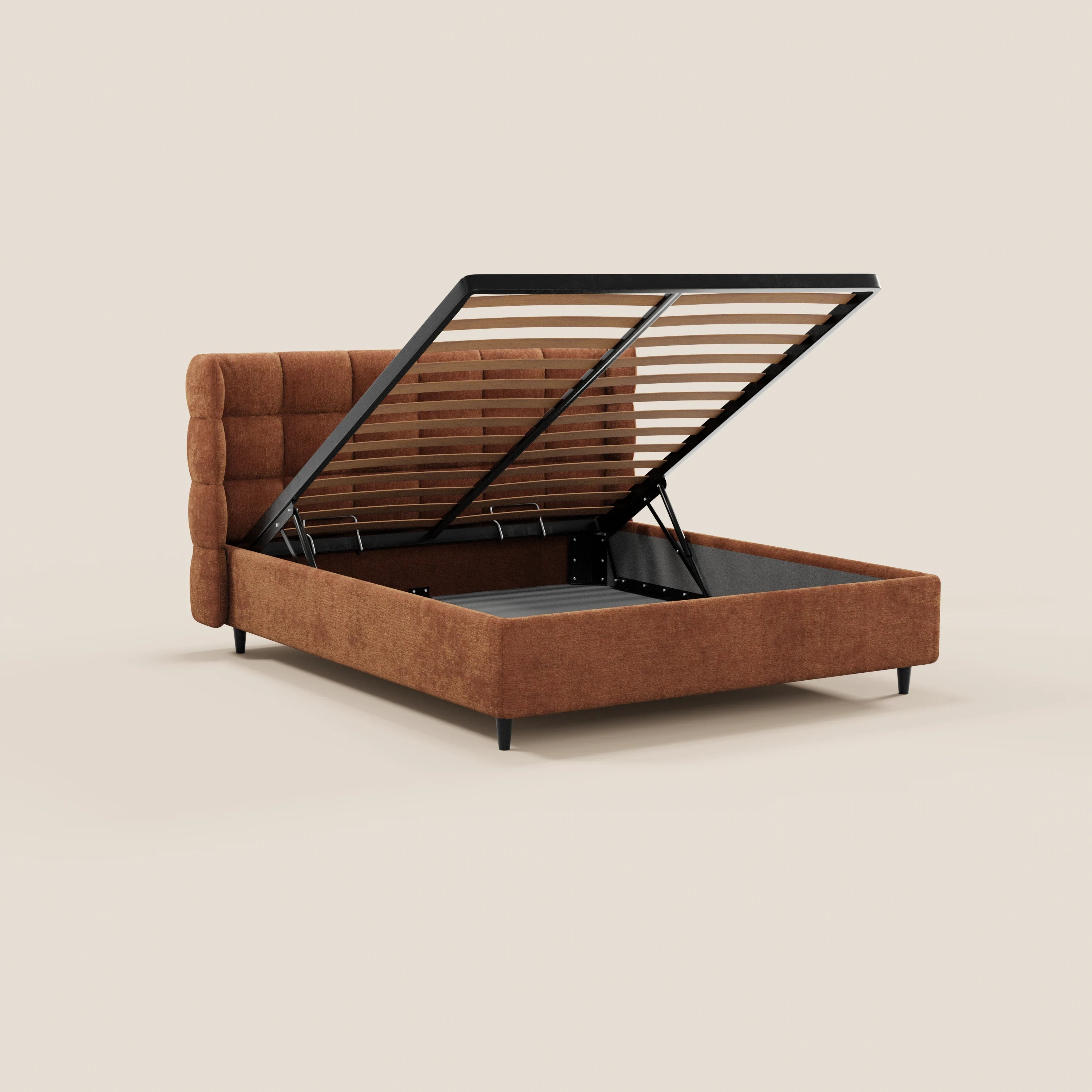 Il letto imbottito RAGNAR di Letti.store è rivestito in tessuto marrone certificato Oeko-Tex®, presenta una testiera avvolgente capitonné e, una volta sollevato, rivela uno spazio contenitivo sotto il letto. Poggia su gambe corte nere su uno sfondo beige.