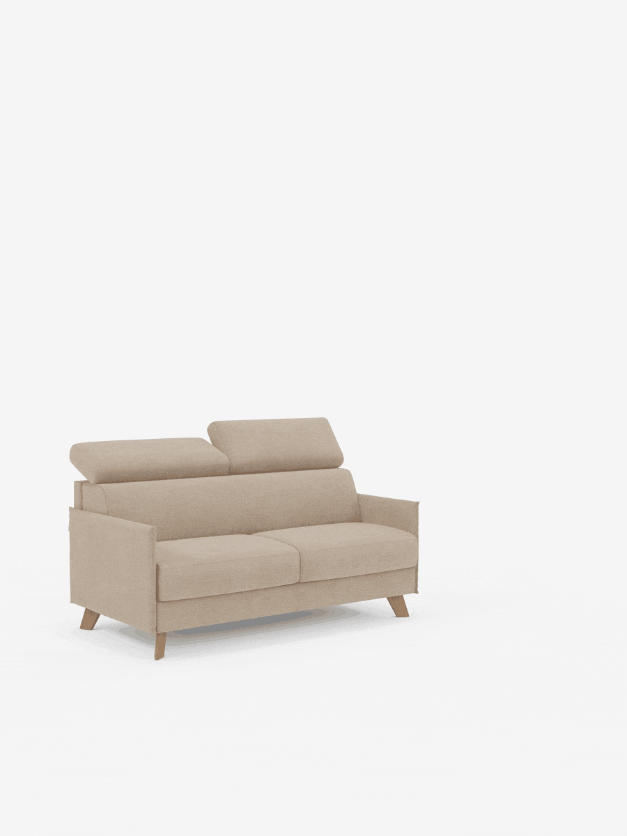 Un divano letto matrimoniale Sole color beige chiaro di Divani.Store, dal design compatto in stile scandinavo con gambe in legno, spicca al centro di uno sfondo bianco. Il divano è dotato di due cuscini di seduta e due poggiatesta reclinabili, caratterizzati da linee pulite e moderne e da braccioli sottili. Questo ambiente minimalista esalta l’elegante semplicità del rivestimento in tessuto T23, completamente sfoderabile e resistente alle macchie, in assenza di altri oggetti o decorazioni.