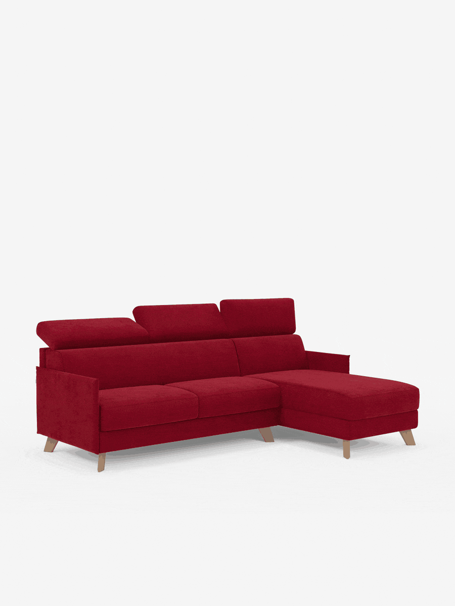 Il divano letto matrimoniale angolare Sole di Divani.Store presenta un design scandinavo moderno in tessuto rosso vivace (tessuto smacchiabile T23), completo di chaise longue sul lato destro, tre poggiatesta reclinabili, pratiche gambe in legno e una spaziosa penisola contenitore, raffigurato su uno sfondo bianco a tinta unita.