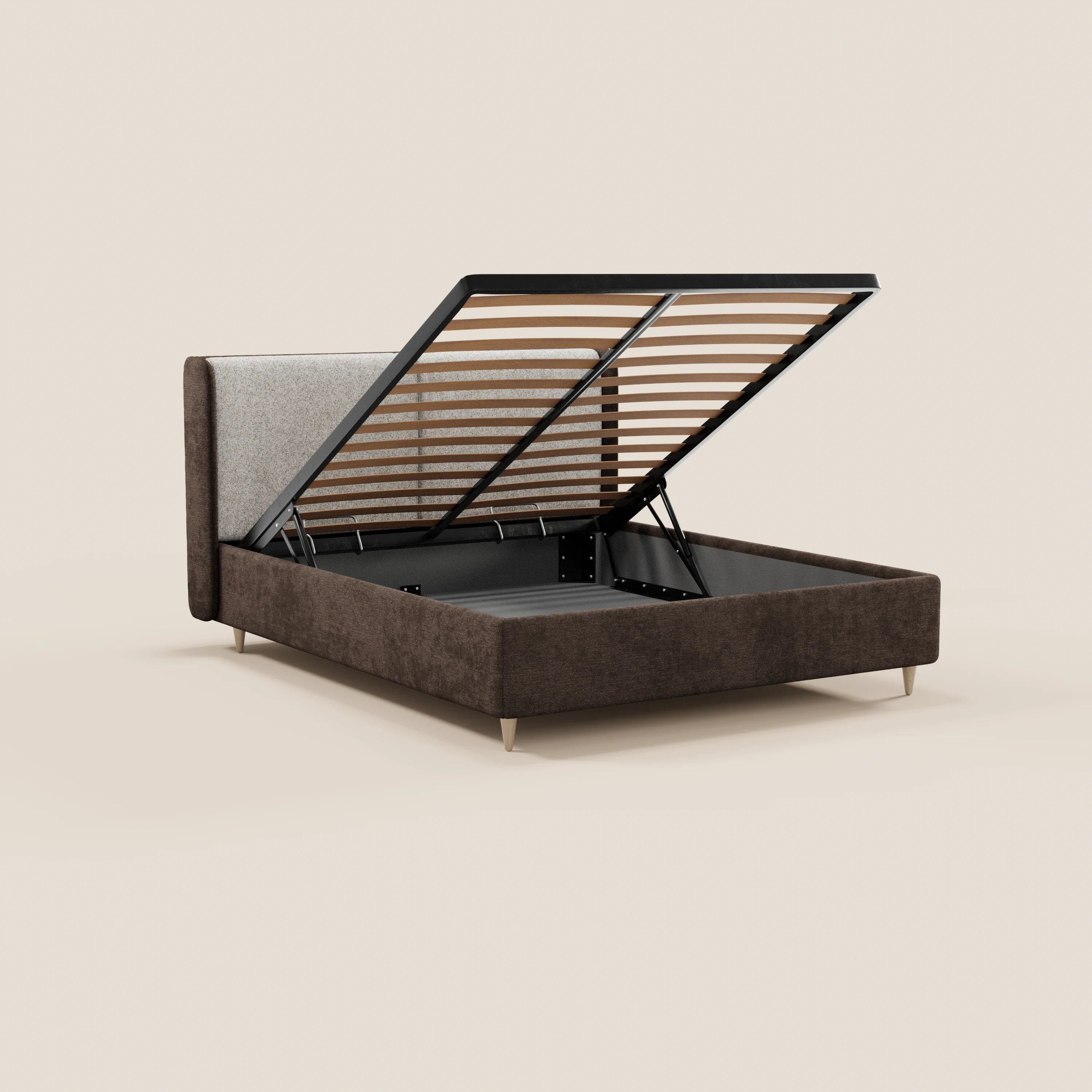 Il letto imbottito bicolore VALKIRIA di Letti.store presenta una testiera curva avvolgente con cuscini schienale e un vano contenitore idraulico sotto la rete a doghe, incarnando il design italiano moderno.