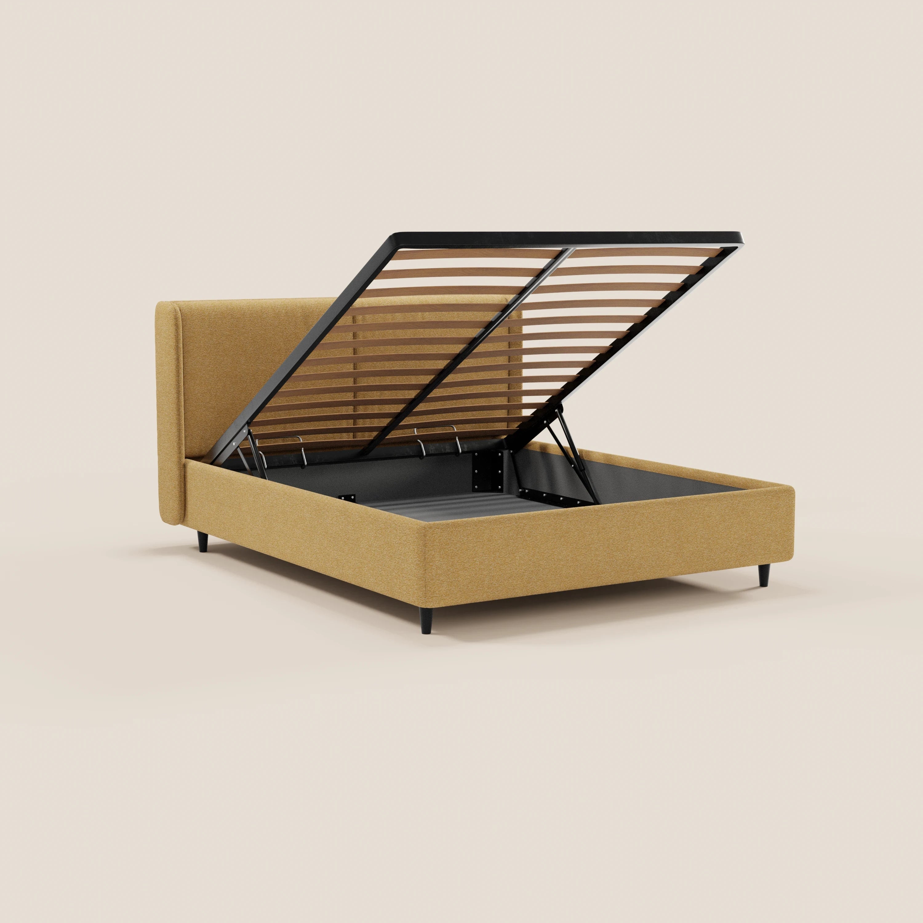 Il letto di design VALKIRIA di Letti.store è caratterizzato da un tessuto giallo senape certificato Oeko-Tex®, due cuscini imbottiti, una base con contenitore sollevabile e sottili gambe nere. Il suo look contemporaneo risalta su uno sfondo beige chiaro a tinta unita.