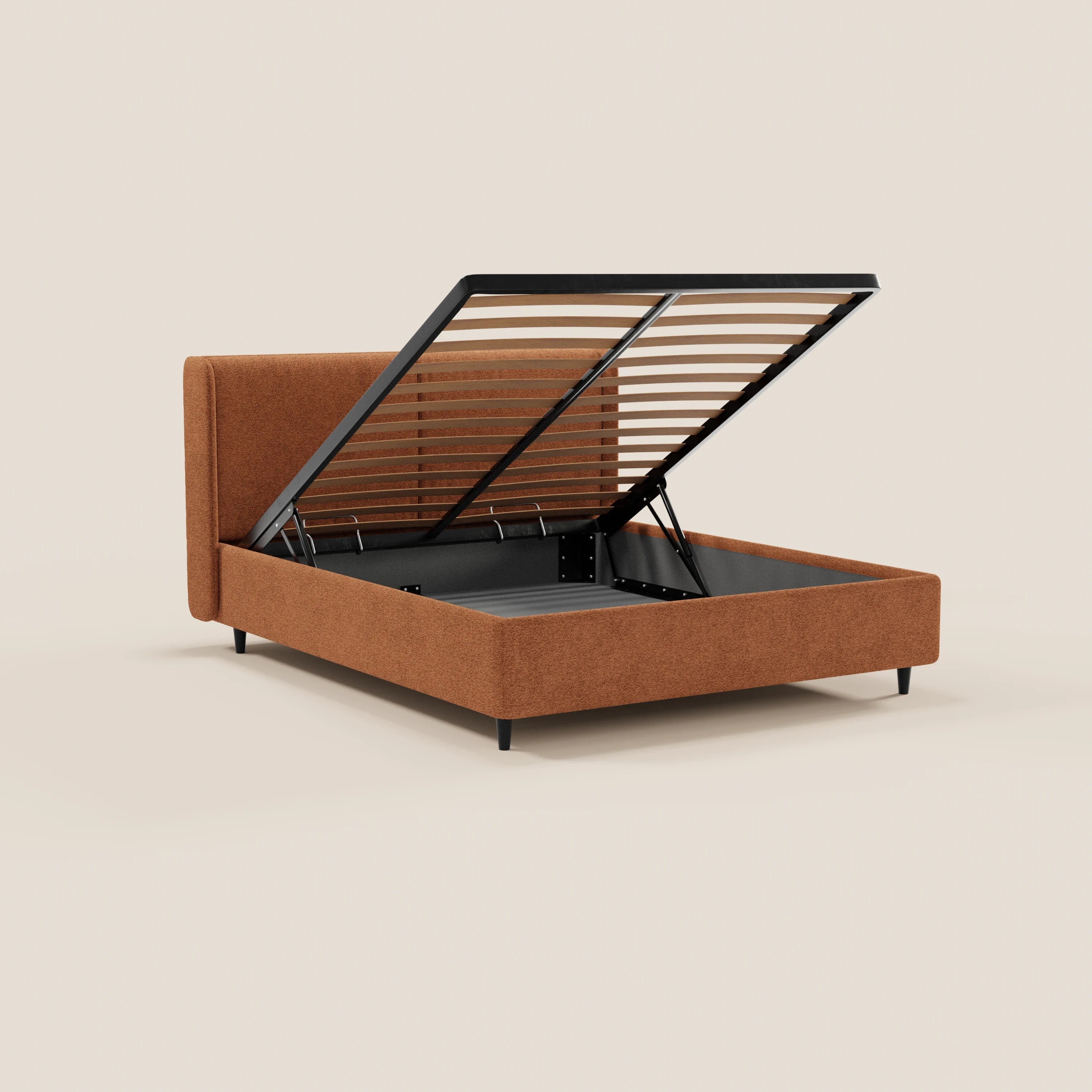 Il letto di design VALKIRIA di Letti.store è dotato di un vano contenitore, di una testiera avvolgente con 2 cuscini imbottiti e di un rivestimento in tessuto Oeko-Tex®. Il rivestimento marrone, la testiera imbottita, le linee dritte e le sottili gambe nere conferiscono al letto uno stile moderno e offrono un ampio spazio di contenimento.