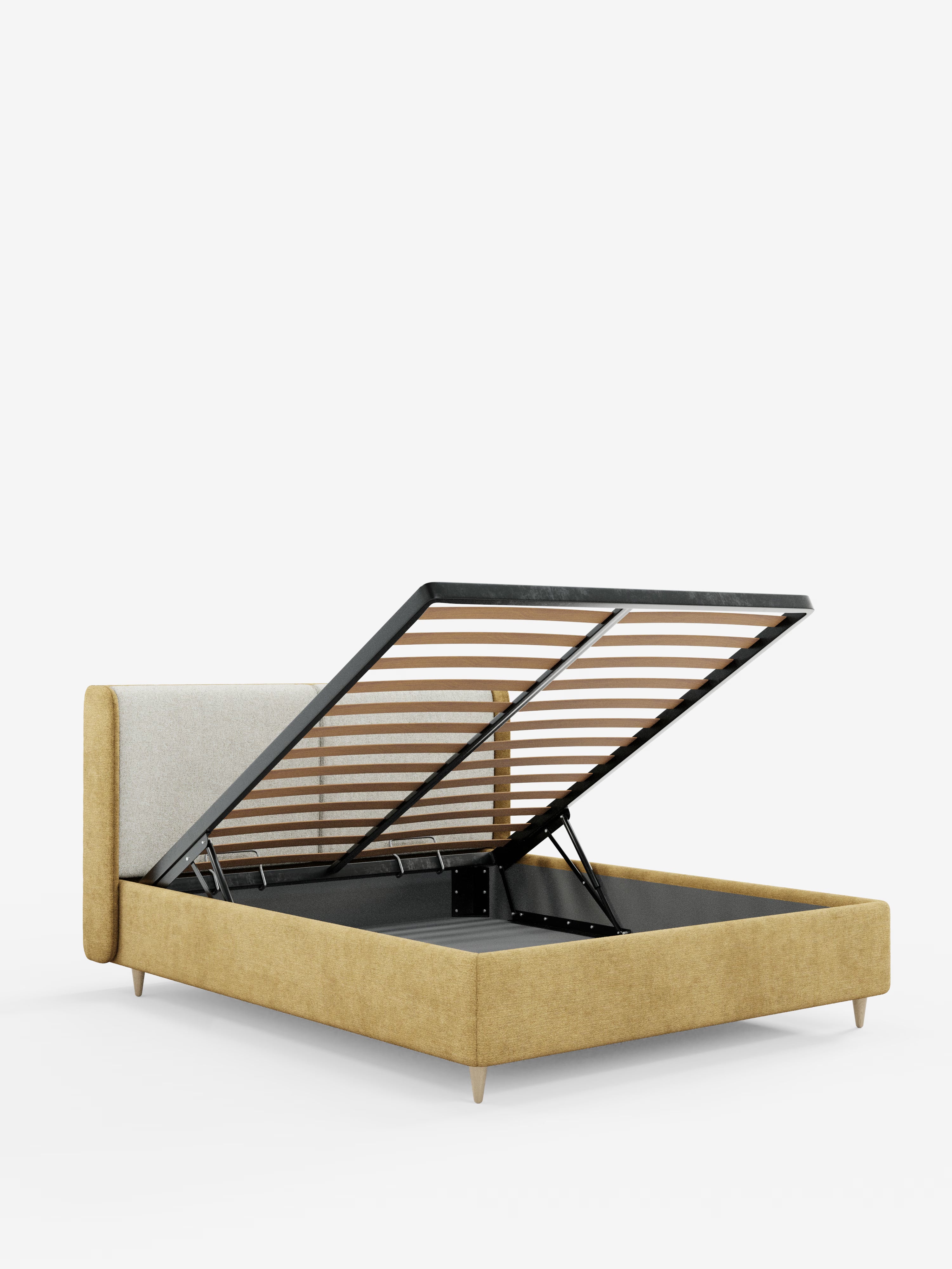 Vi presentiamo VALKIRIA, il letto imbottito bicolore con contenitore di Letti.store: questo moderno letto a piattaforma presenta un vivace rivestimento giallo senape e gambe in legno angolate. La rete a doghe si solleva per rivelare un ampio spazio contenitivo sottostante. La testiera dalla curva avvolgente e i cuscini dello schienale sono rivestiti in un tessuto chiaro a contrasto, che conferisce un tocco contemporaneo al design complessivo. Il tutto su uno sfondo bianco a tinta unita.