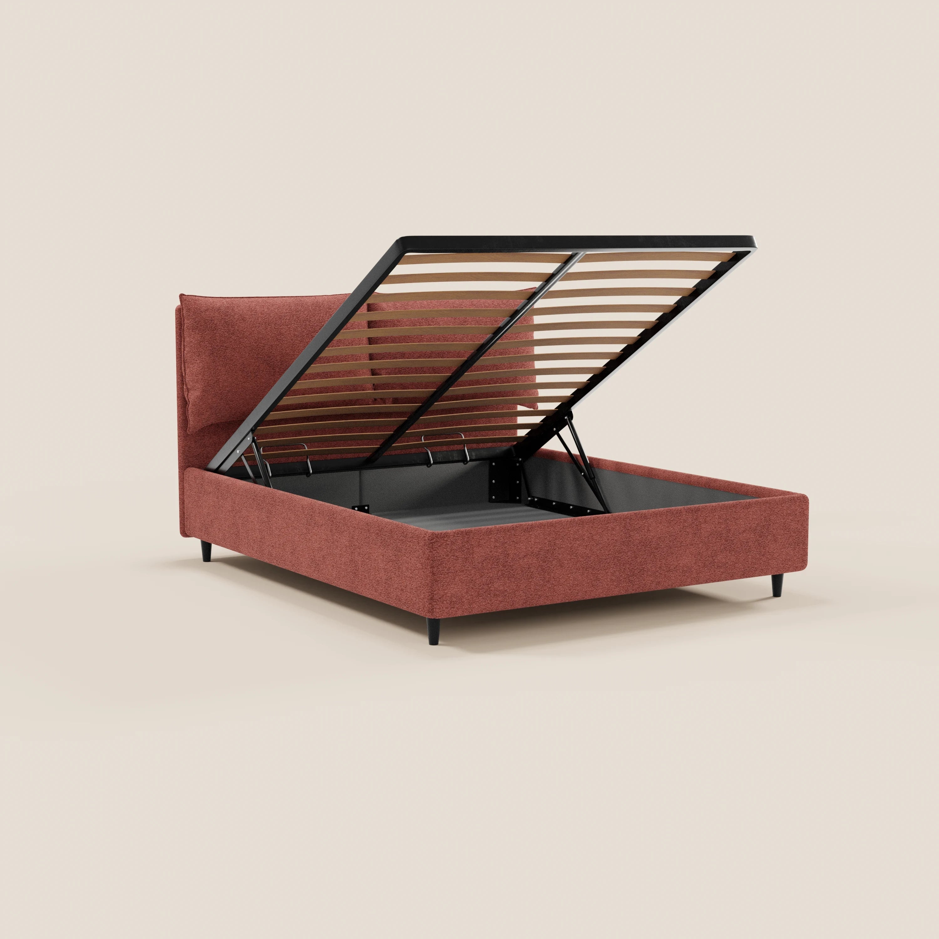 Il letto imbottito ZAYRON di Letti.store è caratterizzato da un tessuto moderno certificato Oeko-Tex®, un vano contenitore, morbidi cuscini regolabili e una base sollevabile. Nella foto è raffigurato in color marrone-rossastro con gambe corte nere su uno sfondo beige chiaro.