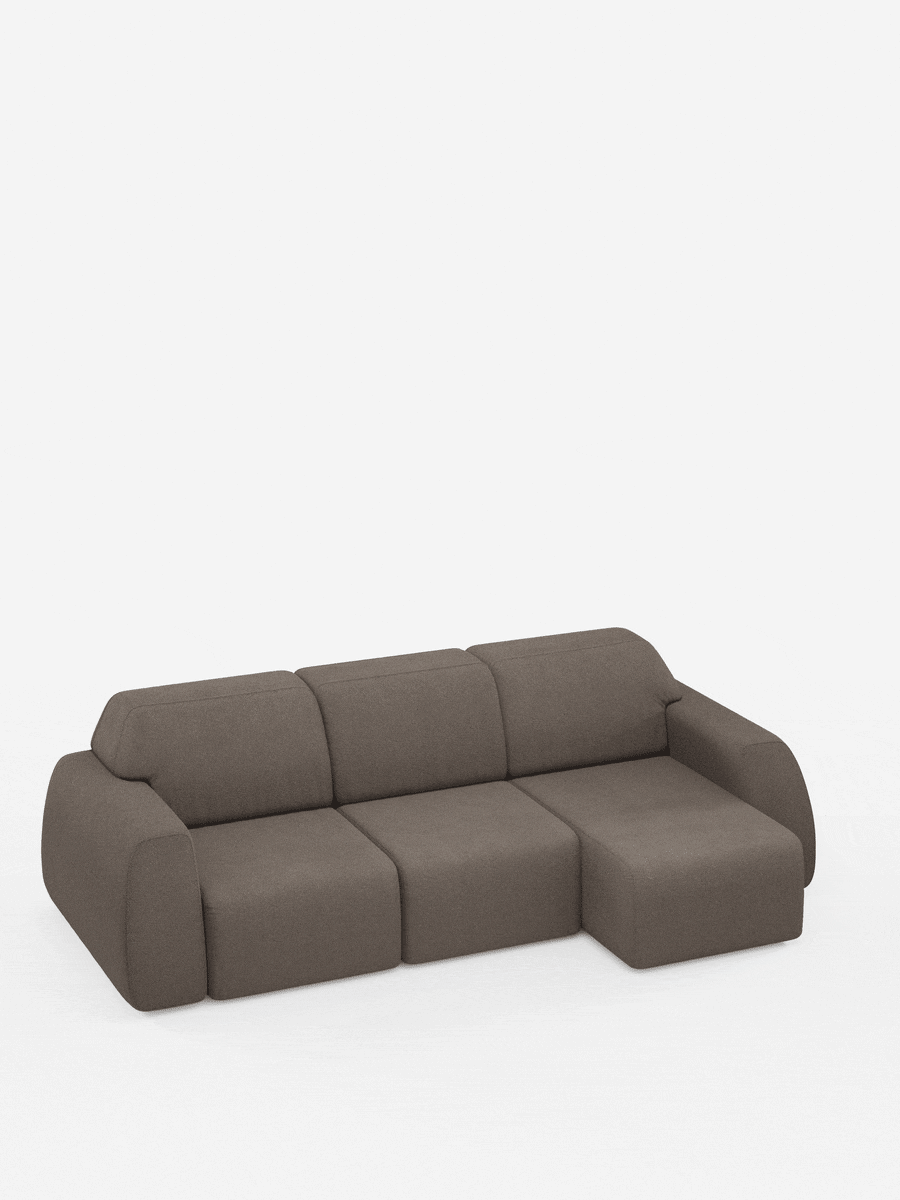 Un divano modulare contemporaneo di Divani.Store, l’Orbit Divano angolare con penisola reversibile e tutte le sedute allungabili in tessuto smacchiabile effetto cotone T33, è caratterizzato da ampi cuscini, braccioli arrotondati e uno schienale basso. Qui presentato in un caldo tessuto marrone su uno sfondo bianco a tinta unita, la sua chaise longue reversibile e il design minimalista evocano lo stile raffinato di un divano di alta gamma.
