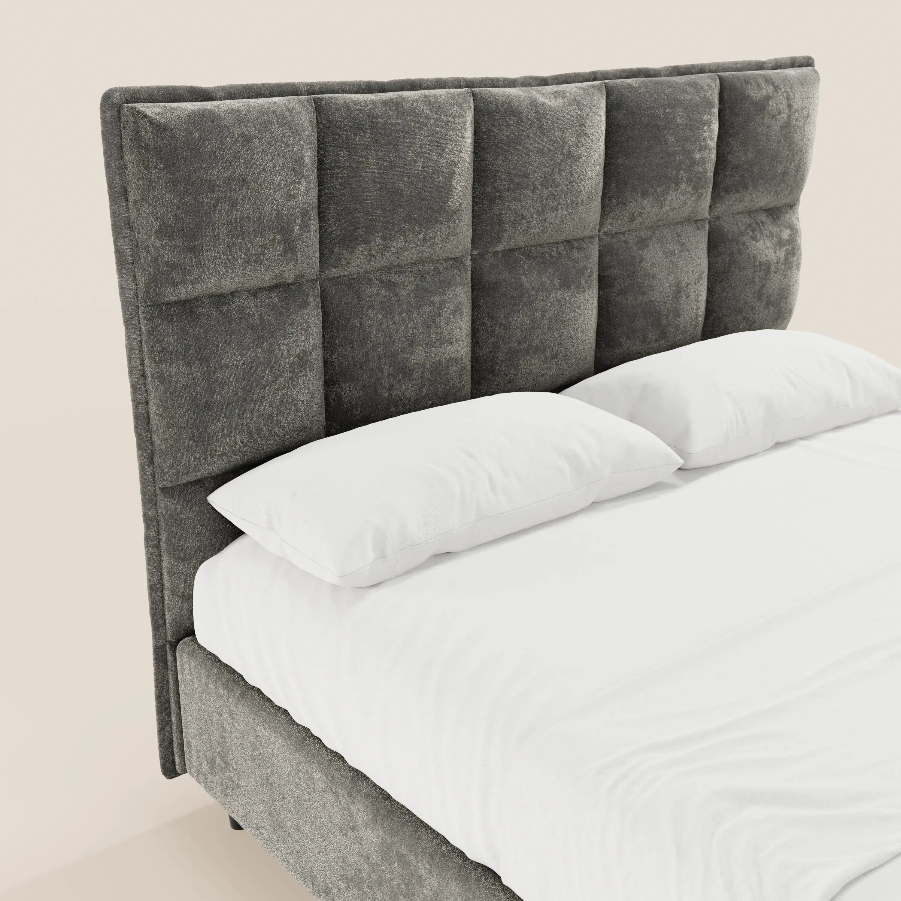 Il letto imbottito AURO con contenitore di Letti.store presenta una testiera alta e trapuntata in ciniglia (Oeko-Tex®), lenzuola bianche e due cuscini. Il suo design minimalista, caratterizzato da pannelli quadrati, risalta su uno sfondo chiaro.