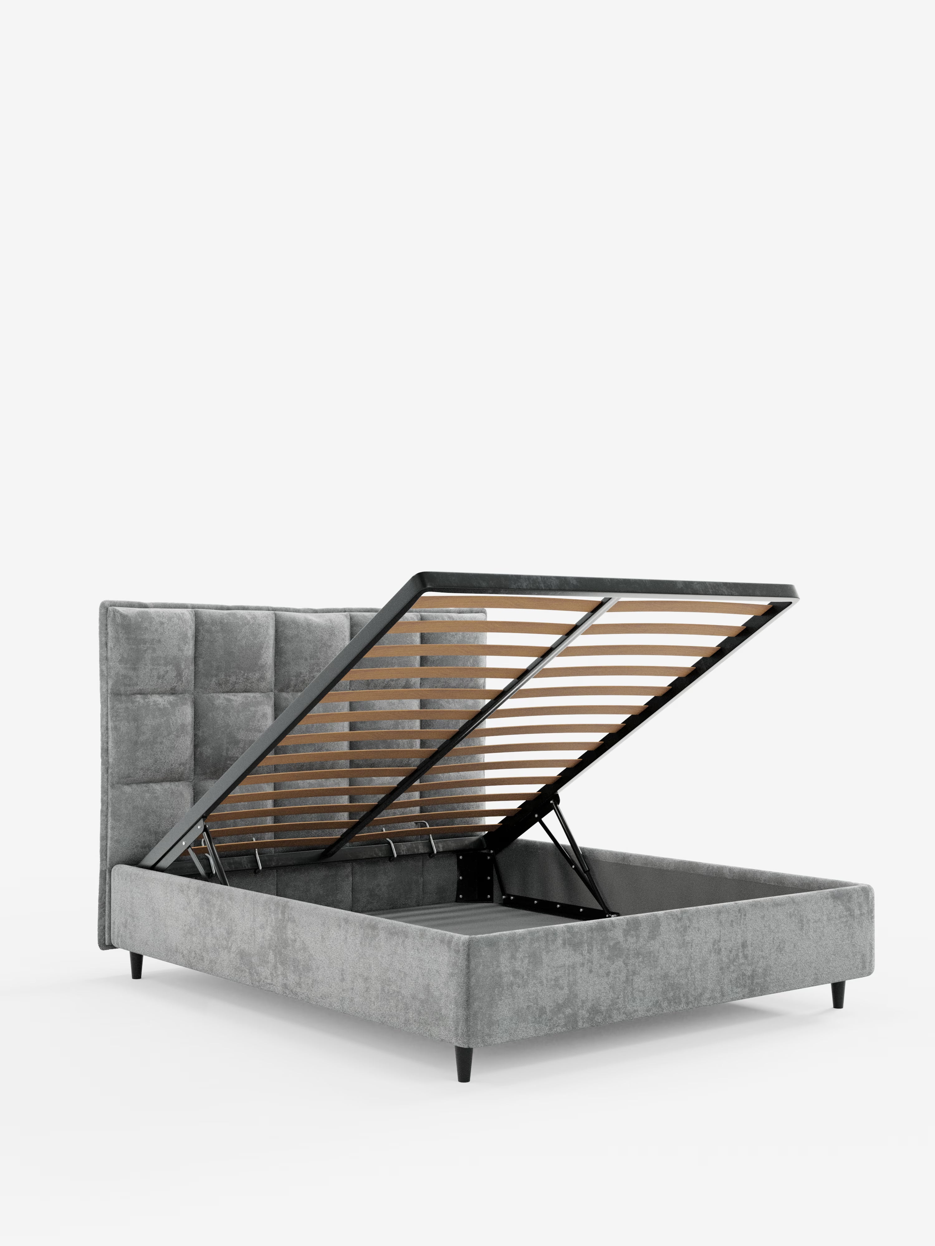 Il letto imbottito AURO con contenitore e testiera alta capitonné in ciniglia Oeko-Tex® di Letti.store è una moderna struttura letto imbottita di colore grigio chiaro, caratterizzata da un lussuoso rivestimento in ciniglia e da un’elegante testiera alta capitonné. La sua rete a doghe può essere sollevata in modo da rivelare un ampio e pratico vano contenitore sottostante. Il letto poggia su corte gambe nere ed è presentato su uno sfondo bianco a tinta unita.
