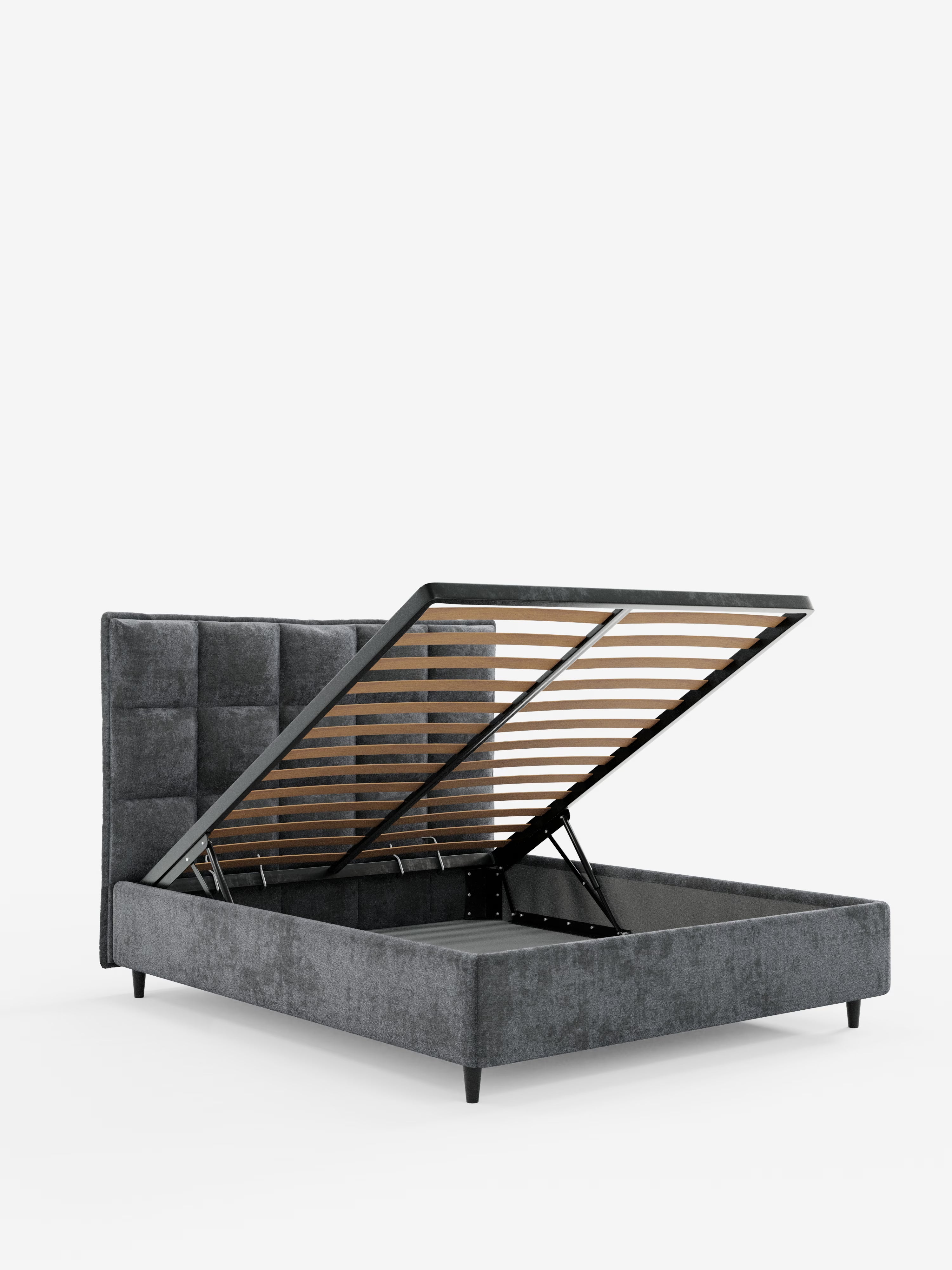AURO, letto imbottito con vano contenitore e testiera capitonné alta in ciniglia Oeko-Tex® di Letti.store. La rete a doghe in legno si solleva per rivelare un ampio vano contenitore all’interno della struttura del letto imbottito. L’immagine è ripresa su uno sfondo bianco a tinta unita.