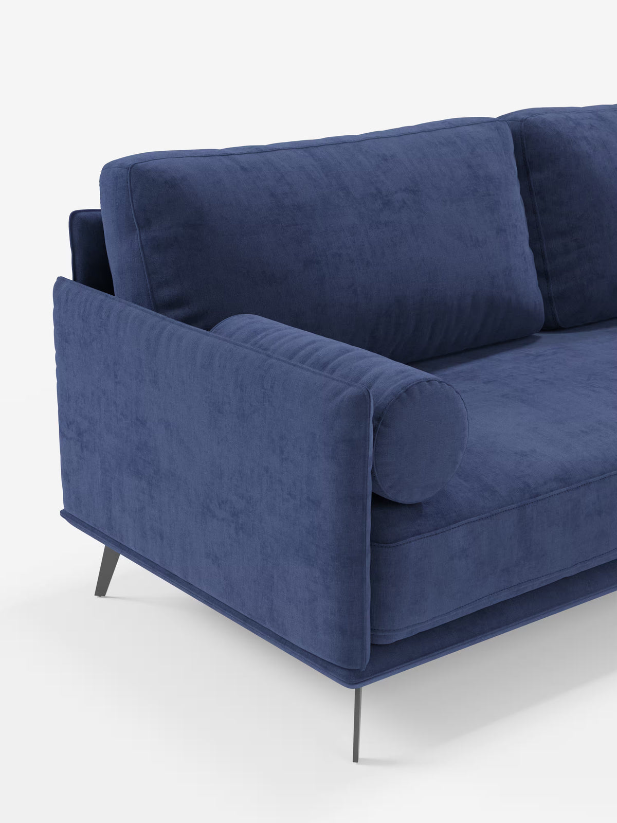Un moderno divano componibile Basalto in tessuto T31 antimacchia, con morbidi cuscini in piuma, base sottile in metallo e linee pulite, firmato Divani.Store. Questo divano moderno angolare con penisola è disposto ad angolo, mettendo in risalto il bracciolo sinistro e i dettagli dei cuscini.