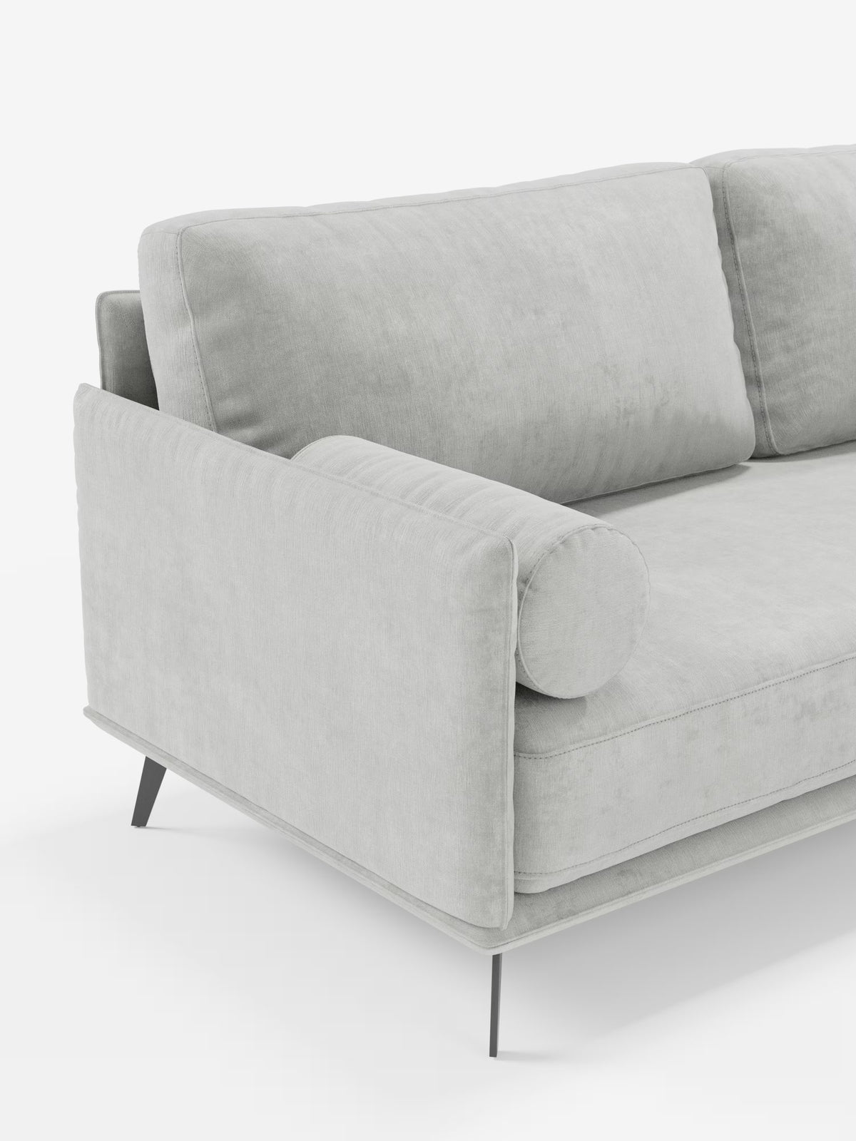 Vi presentiamo il divano moderno angolare con penisola Basalto di Divani.Store: un divano contemporaneo grigio chiaro realizzato in Italia, caratterizzato da un rivestimento in morbido tessuto T31 resistente alle macchie, braccioli squadrati, cuscini cilindrici, cuscini dello schienale alti imbottiti in piuma e un'elegante base in metallo. Questo divano moderno in stile minimalista è presentato su uno sfondo bianco a tinta unita, emanando un’eleganza italiana senza tempo.