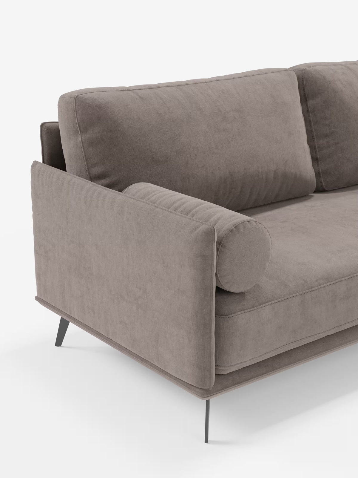 Un moderno divano angolare con penisola "Basalto" di Divani.Store, rivestito in tessuto smacchiabile T31 color taupe, caratterizzato da un cuscino dello schienale rettangolare, un cuscino cilindrico abbinato e una base sottile in metallo. L'immagine mostra il bracciolo sinistro e parte della seduta su sfondo bianco.