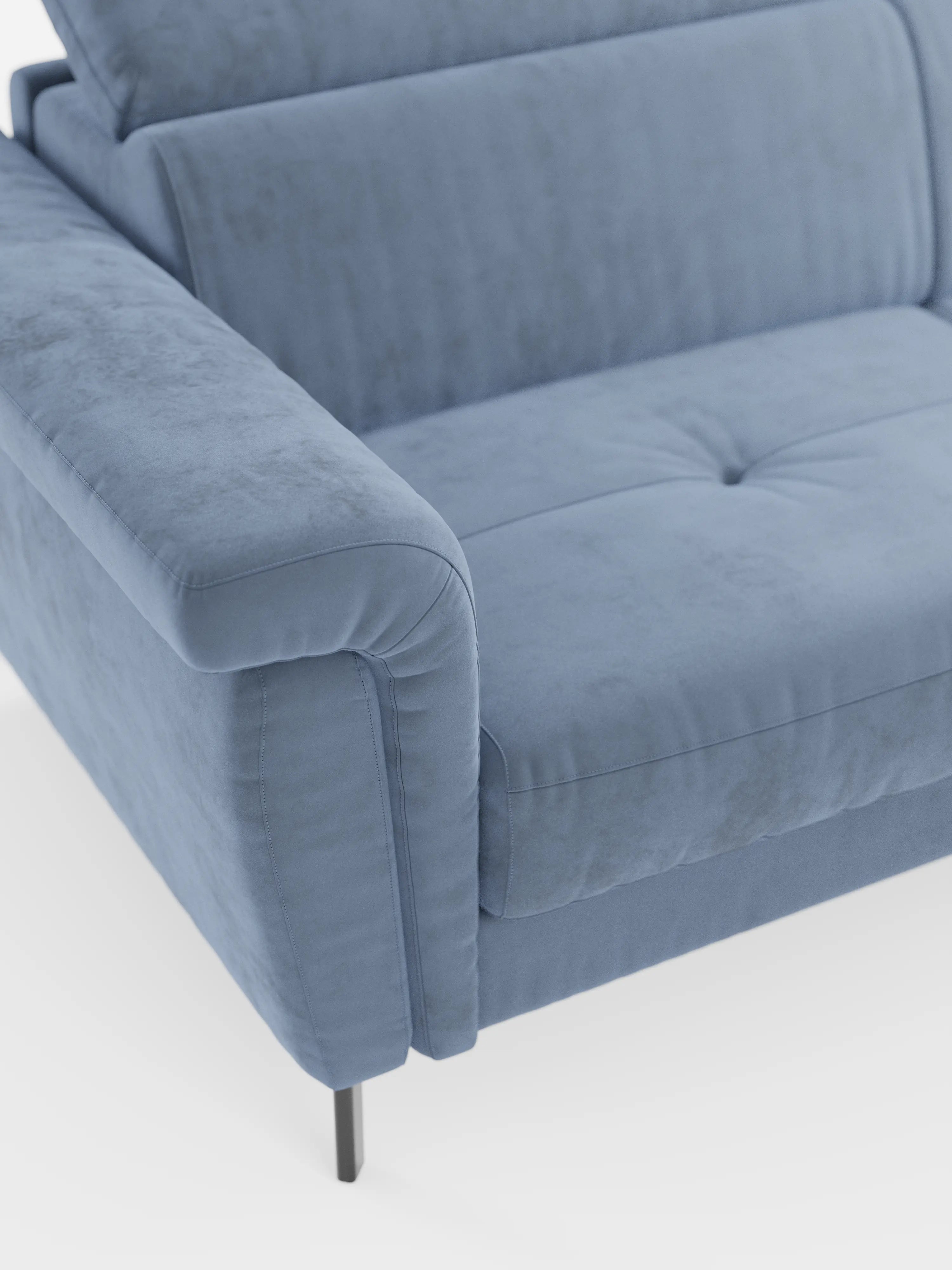 Primo piano del divano letto di design Capri di Divani.Store, rivestito in un elegante tessuto effetto velluto T30 resistente alle macchie. Caratterizzato da gambe alte e slanciate in metallo nero, seduta capitonata, braccioli angolati e poggiatesta reclinabili, questo moderno divano letto è un esempio di autentica manifattura italiana. È ripreso su uno sfondo bianco a tinta unita per esaltarne la silhouette slanciata e contemporanea.