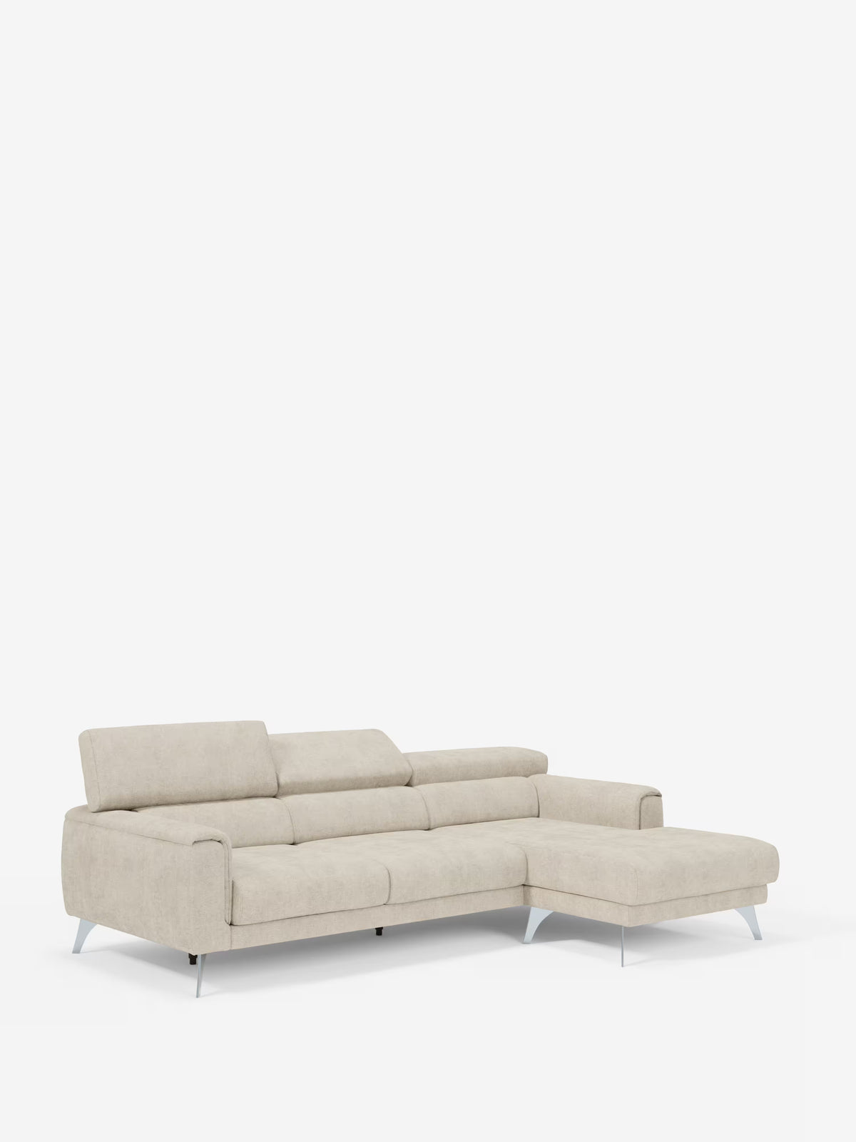 Un divano angolare Caravaggio in stile contemporaneo con penisola e sedute scorrevoli in tessuto smacchiabile T31 di Divani.Store, caratterizzato da un tessuto beige chiaro, linee pulite, gambe in metallo, poggiatesta regolabili e una chaise longue orientata a destra, presentato su uno sfondo bianco a tinta unita.