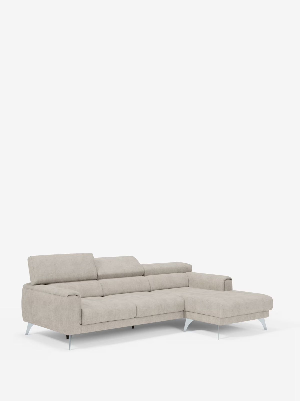 Il divano angolare Caravaggio con penisola e sedute scorrevoli in tessuto smacchiabile T31 di Divani.Store è un moderno divano componibile color beige chiaro con gambe in metallo, dotato di una chaise longue sul lato destro e di poggiatesta regolabili, su uno sfondo bianco a tinta unita.