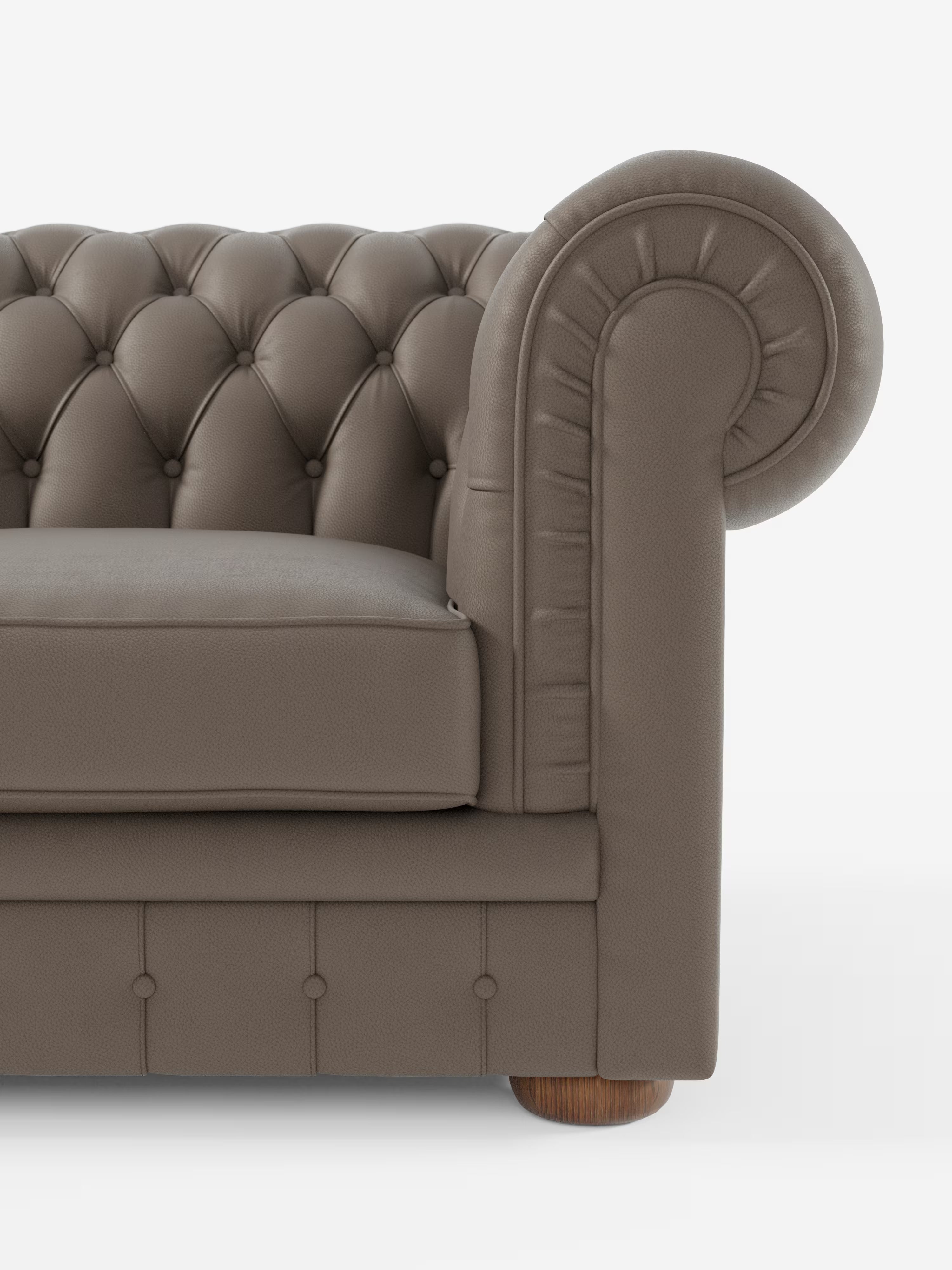 Primo piano di un divano Chesterfield in pelle marrone – Divano Chesterfield in vera pelle spessorata a 2 e 3 posti di Divani.Store, che mostra lo schienale trapuntato, i braccioli arrotondati con dettagli plissettati e le gambe in legno su uno sfondo bianco. È visibile solo la metà destra di questo divano realizzato a mano Made in Italy.