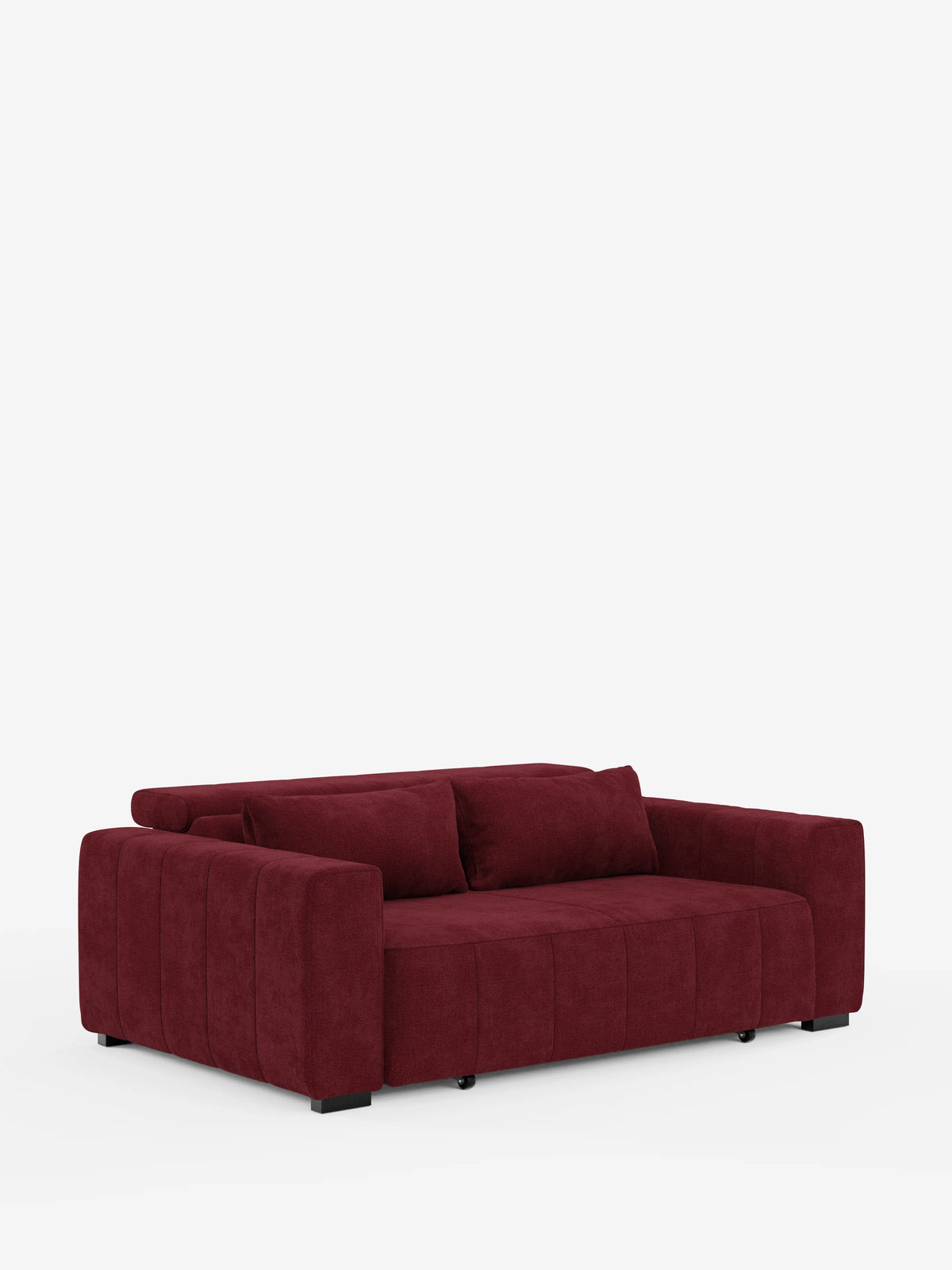 Un divano a 3 posti in stile dorico di Divani.Store, dal ricco colore rosso intenso, caratterizzato da ampi braccioli, uno schienale basso e due cuscini coordinati dall’effetto trapuntato e morbido. Questo elegante divano offre sedute allungabili grazie al sistema relax elettrico e un poggiatesta reclinabile in tessuto T23 lavabile, poggiato su gambe corte scure su uno sfondo bianco a tinta unita.
