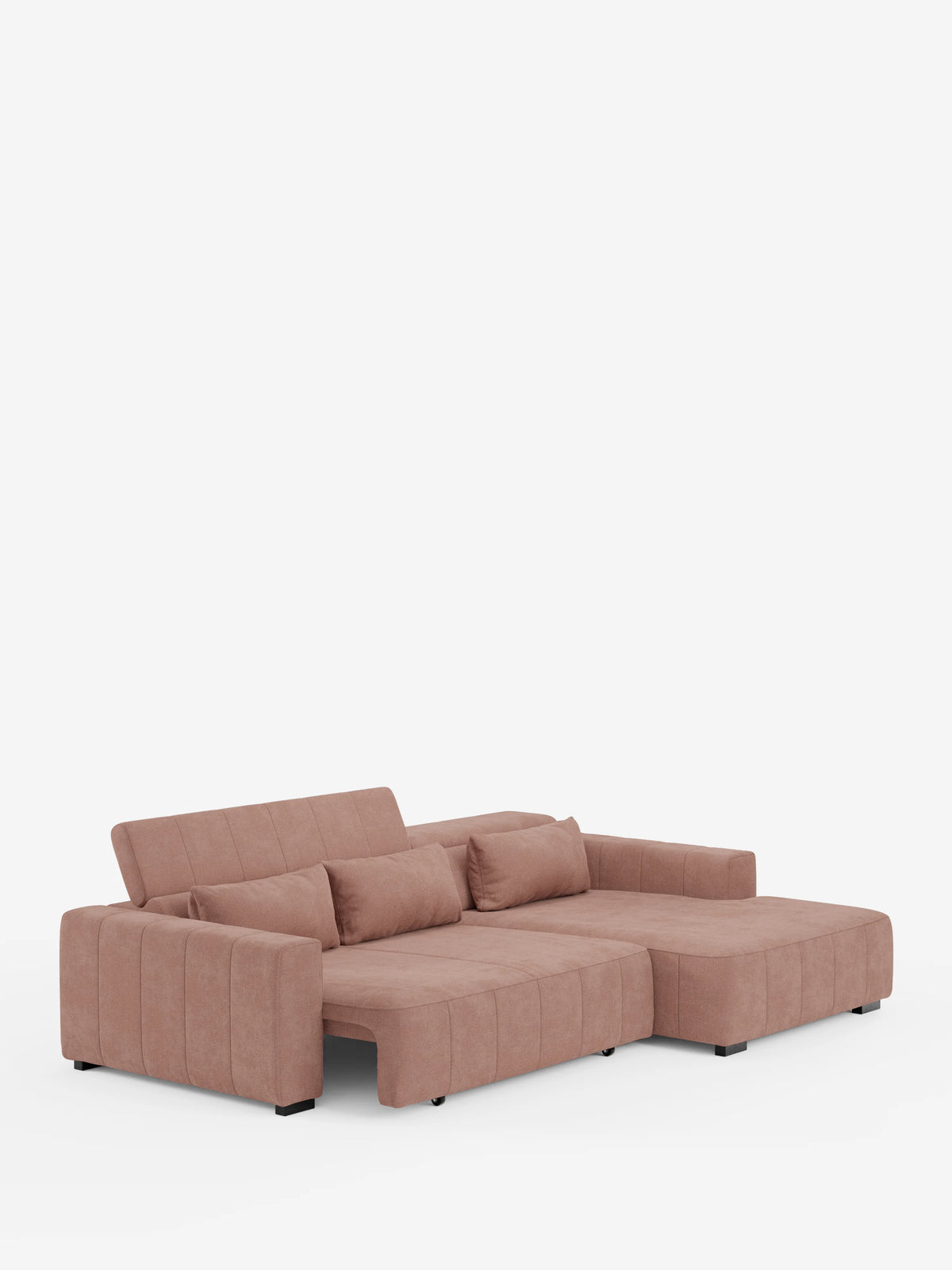 Un divano angolare in stile dorico contemporaneo con penisola e sedute allungabili con funzione relax elettrica - poggiatesta reclinabili in tessuto smacchiabile T23 di Divani.Store: questo divano componibile color marrone chiaro presenta un rivestimento trapuntato, sedute ampie, schienali bassi con poggiatesta regolabili e cuscini coordinati. Caratterizzato da una chaise longue estesa sul lato destro e presentato su uno sfondo bianco a tinta unita, riflette perfettamente la sensibilità del design moderno.
