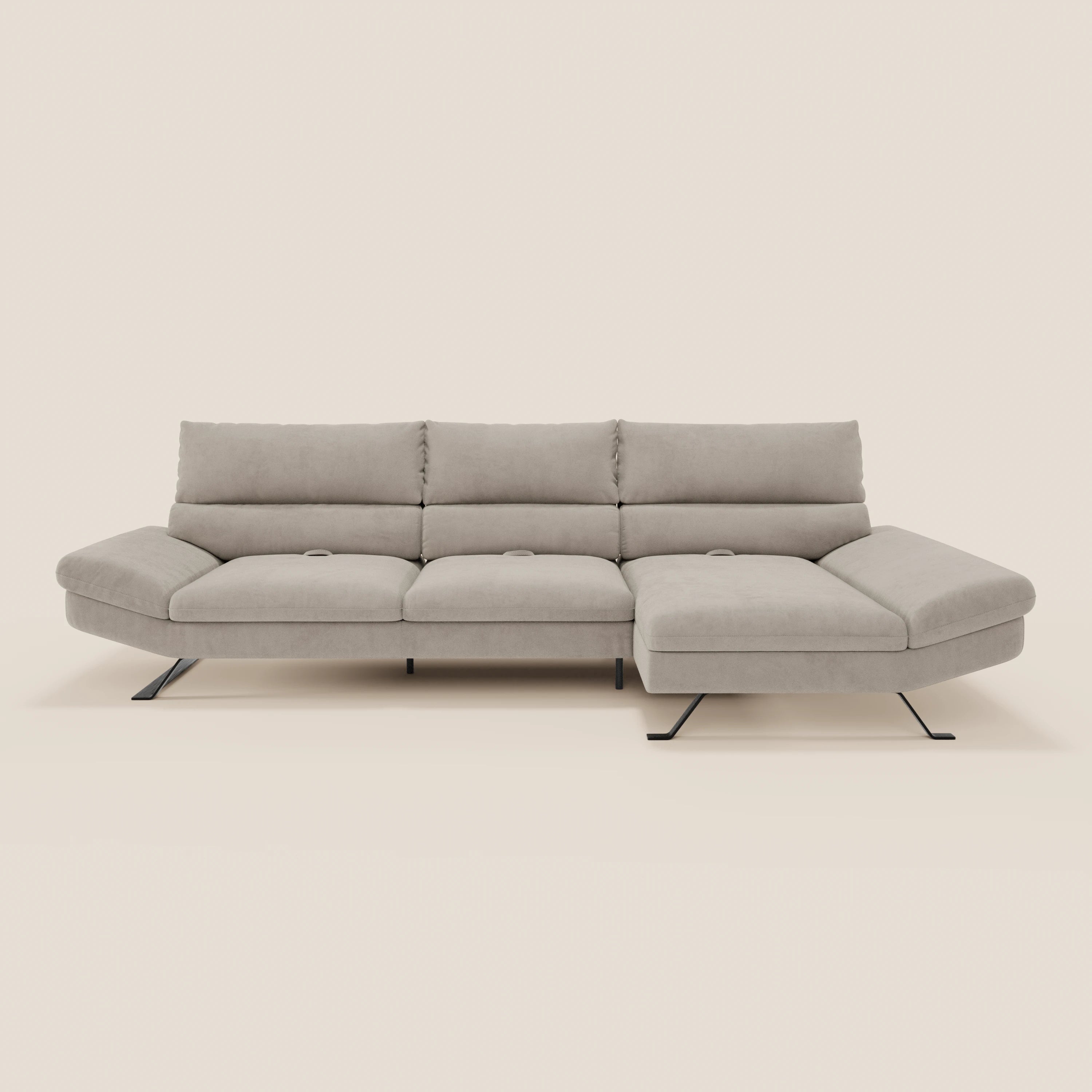 Il divano Eclipse angolare con penisola di Divani.Store è caratterizzato da tre cuscini di schienale, sottili gambe in metallo nero e braccioli angolari in microfibra grigio chiaro, che combinano un design minimalista con una moderna chaise longue destra.