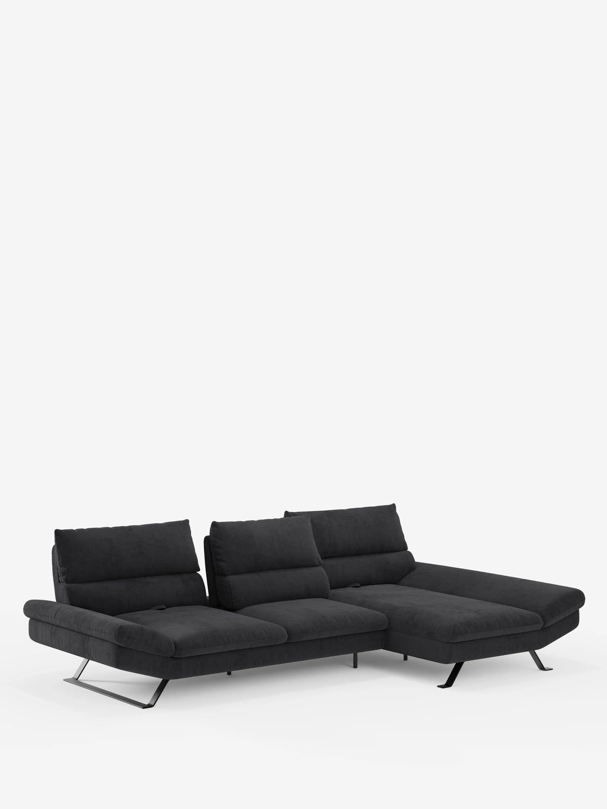 Il divano angolare Eclipse con penisola e schienali traslanti in microfibra tecnica smacchiabile T11 di Divani.Store è un moderno divano componibile nero composto da tre posti e una chaise longue estesa sul lato destro, dotato di poggiatesta regolabili, morbidi cuscini, sottili gambe in metallo e schienali traslanti per un comfort personalizzabile, il tutto presentato su uno sfondo bianco a tinta unita.