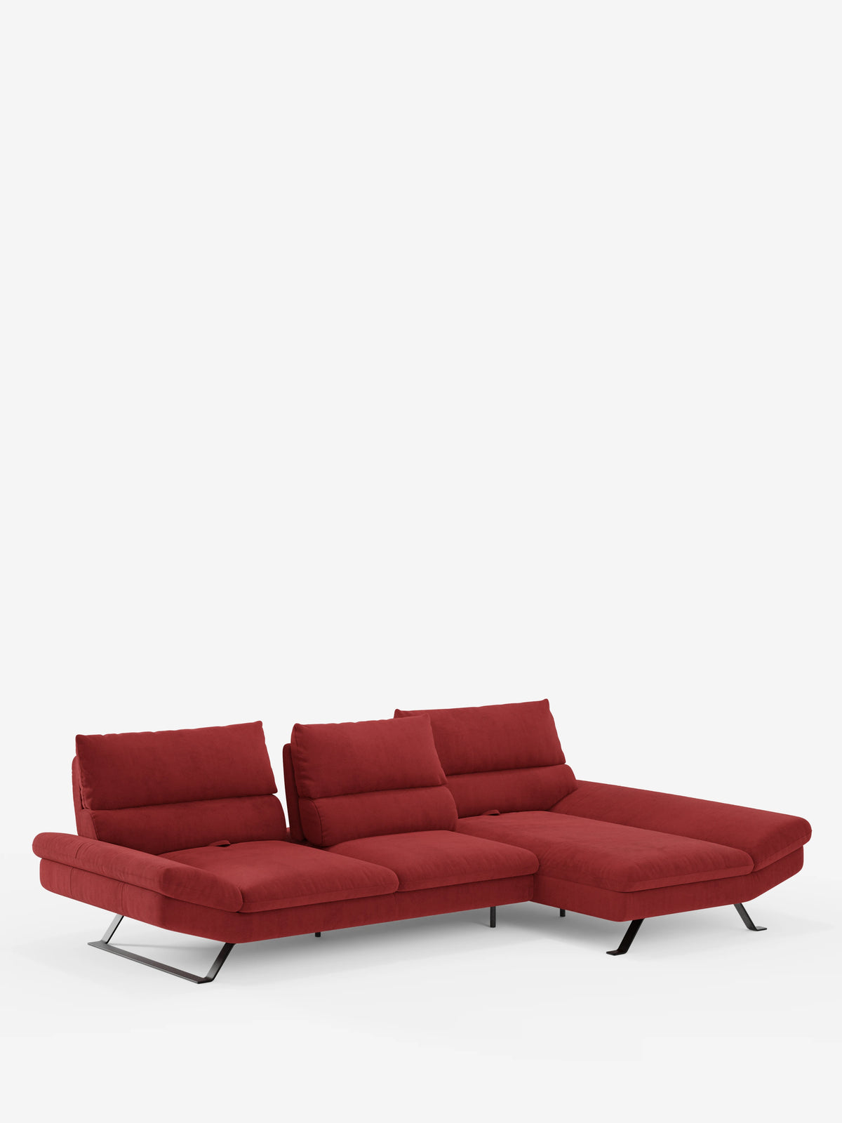 Il divano angolare Eclipse con penisola e schienali traslanti in microfibra tecnica smacchiabile T11 di Divani.Store presenta un rivestimento rosso intenso, poggiatesta regolabili sugli schienali traslanti, eleganti gambe in metallo nero e una chaise longue sul lato destro, il tutto su uno sfondo bianco a tinta unita.