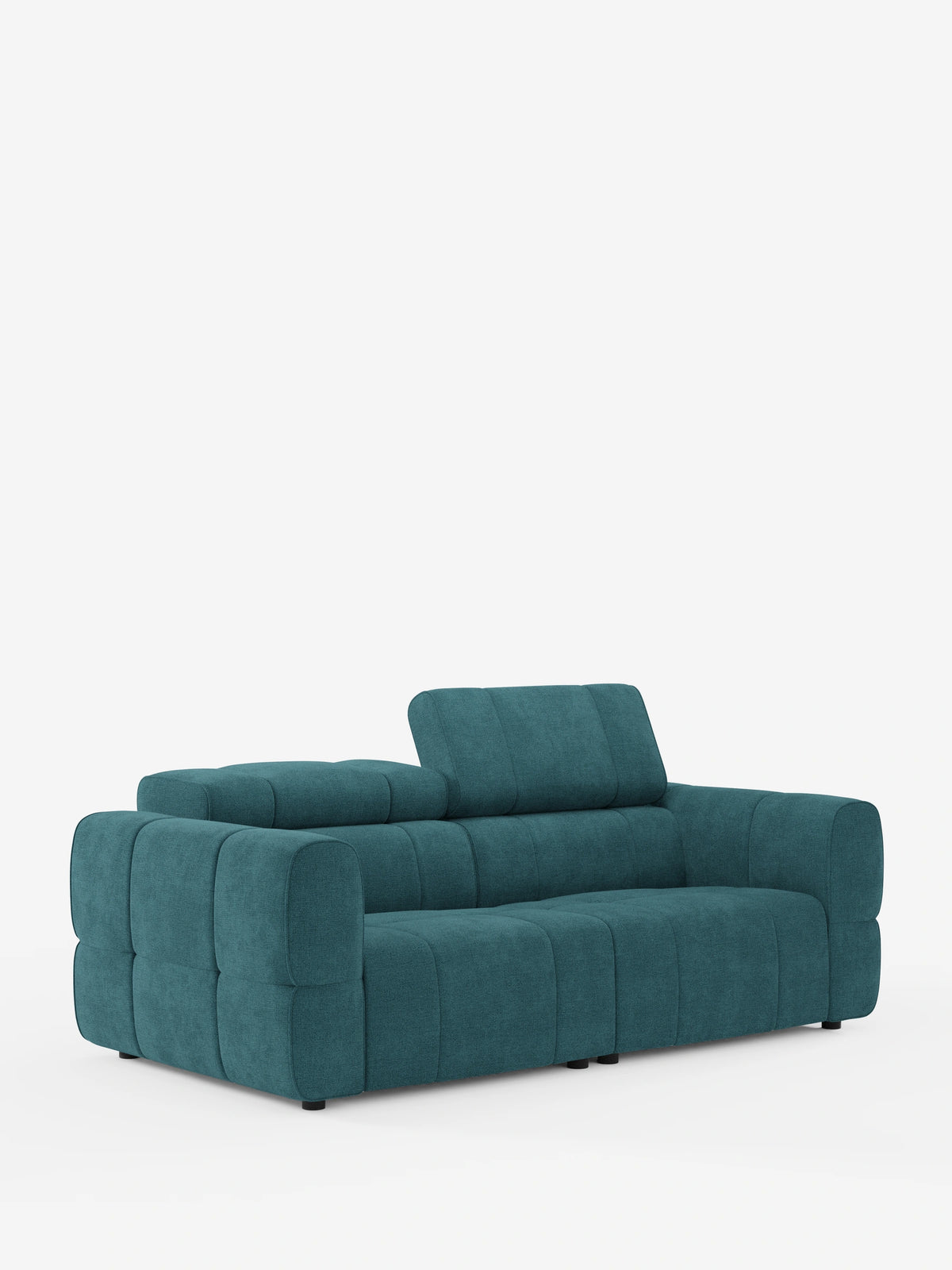 Un divano modulare Giotto a 3 posti color verde acqua, con poggiatesta reclinabili e funzione relax elettrica opzionale, rivestito in tessuto smacchiabile T23 con motivo geometrico trapuntato, poggiatesta regolabili, braccioli spessi e sedute ampie e imbottite su sfondo bianco.