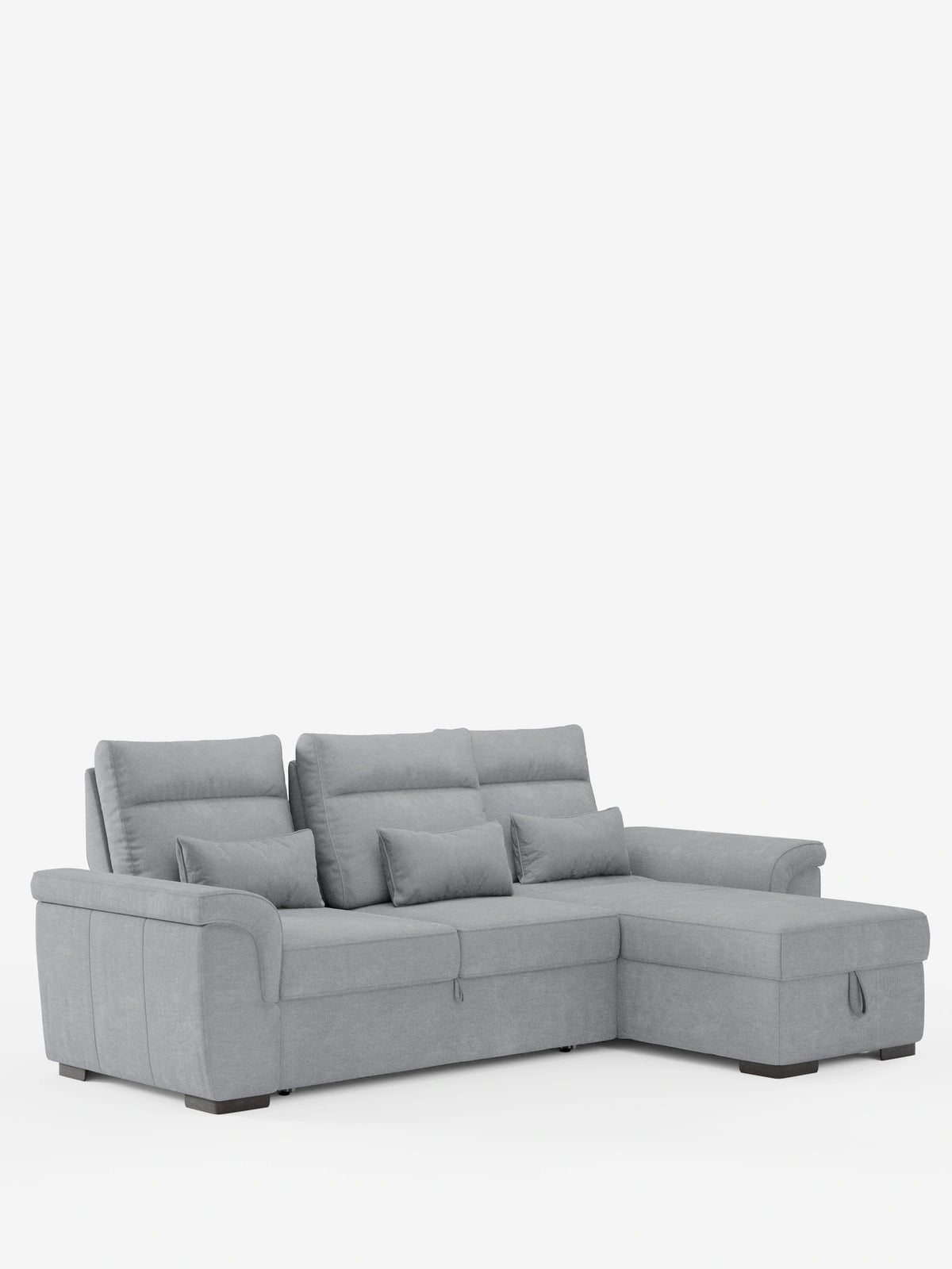 Un divano letto angolare Ischia di colore grigio chiaro con schienali scorrevoli, elemento estraibile e penisola contenitore in tessuto antimacchia misto lino, dotato di tre cuscini dello schienale, cuscini decorativi, braccioli larghi, piedini bassi e una base estraibile.
