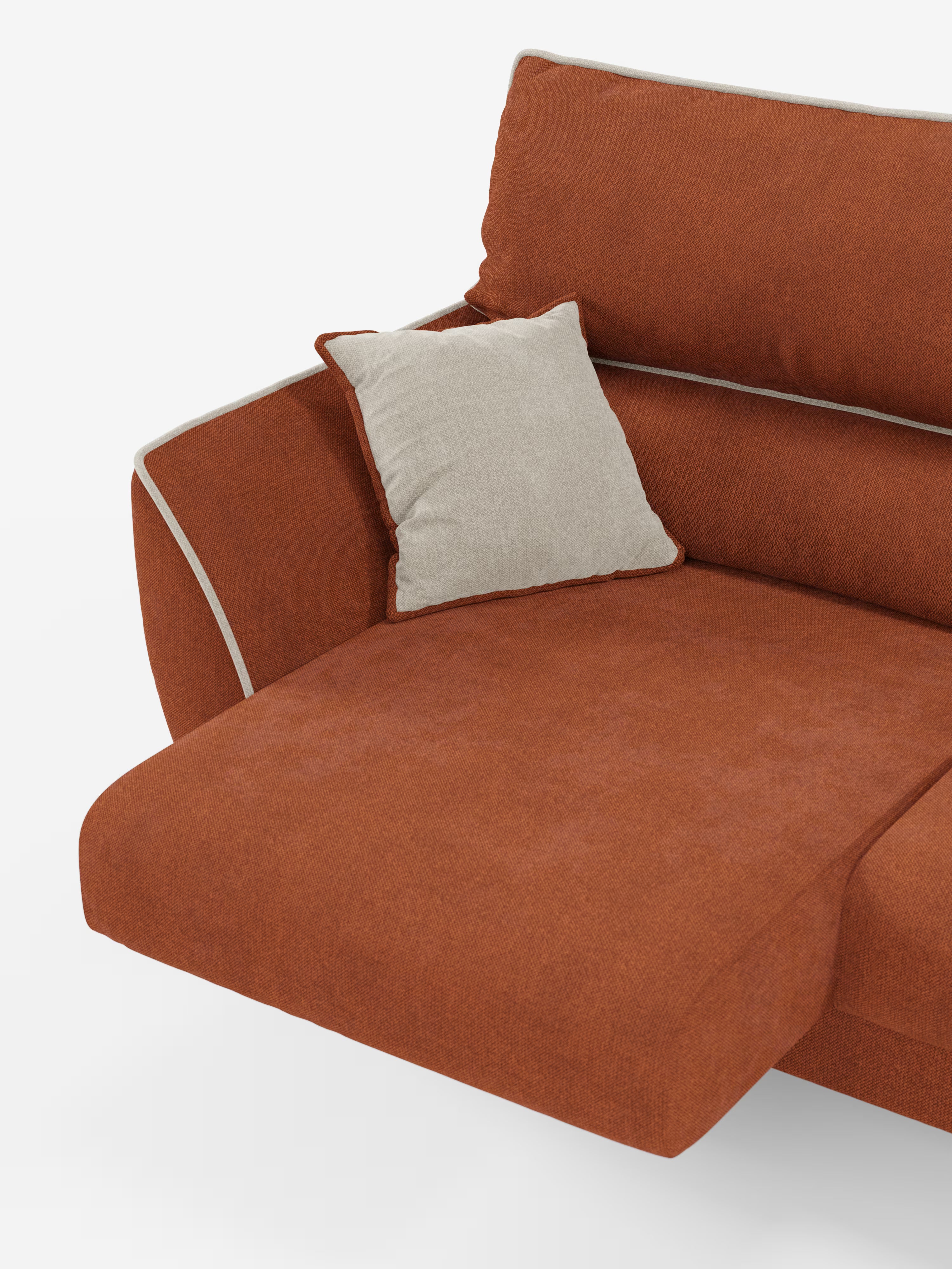 Vi presentiamo il Michelangelo 4 Posti bicolore di Divani.Store: un divano componibile contemporaneo di lusso in arancione bruciato, realizzato in tessuto T23 facile da pulire con eleganti bordature color crema. Questo divano è dotato di tre sedute estraibili, poggiatesta reclinabili e un’ampia sezione chaise longue. Un cuscino quadrato beige chiaro poggia sul bracciolo e sullo schienale, il tutto su uno sfondo bianco a tinta unita.