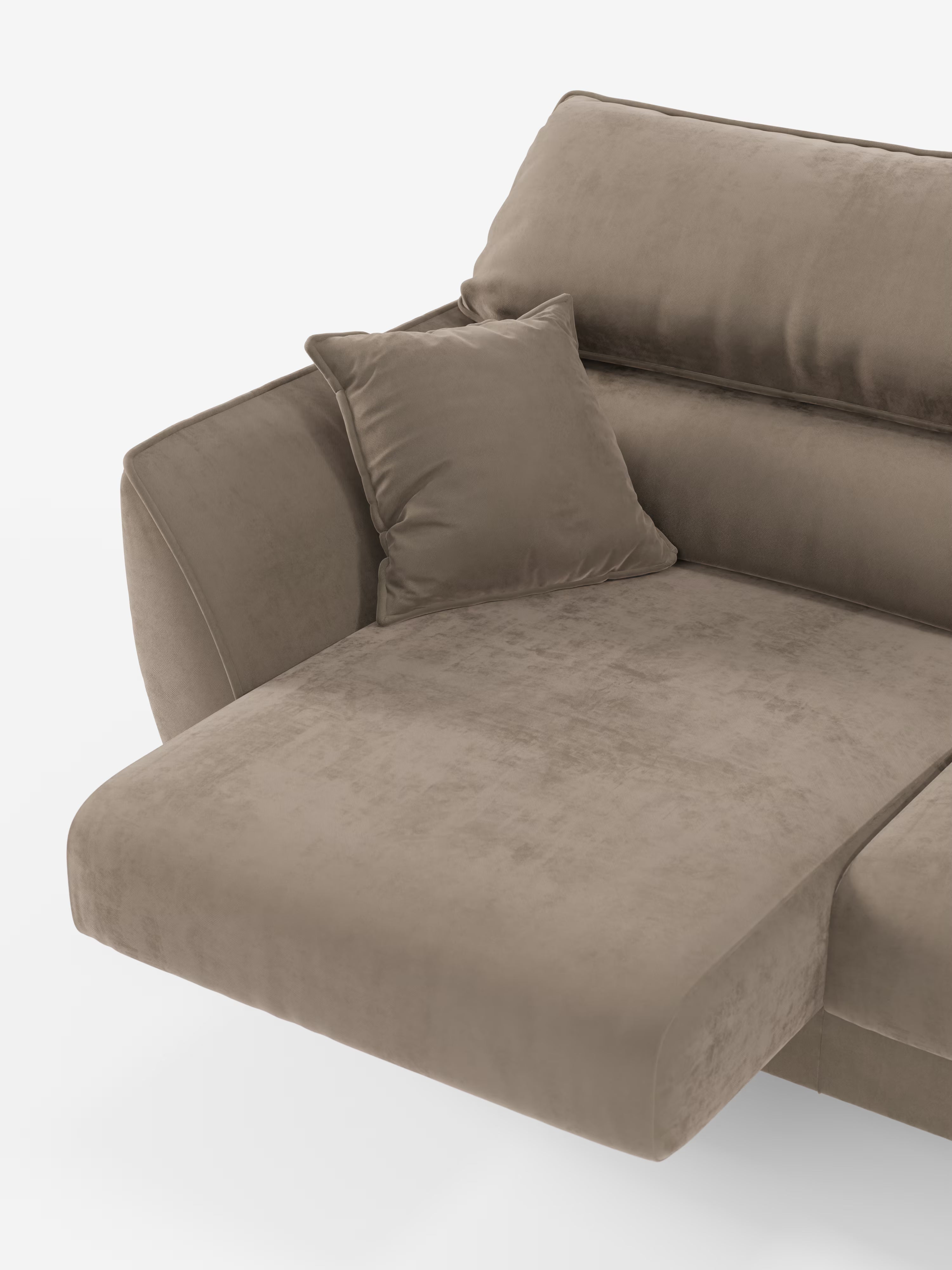 Un primo piano della sezione chaise longue in velluto marrone chiaro del divano Michelangelo a 2 e 3 posti con sedute allungabili e poggiatesta reclinabili in tessuto smacchiabile T30 di Divani.Store, con un cuscino quadrato abbinato sul bracciolo sinistro, su sfondo bianco. Questo versatile complemento d'arredo è progettato per integrarsi perfettamente negli interni contemporanei.