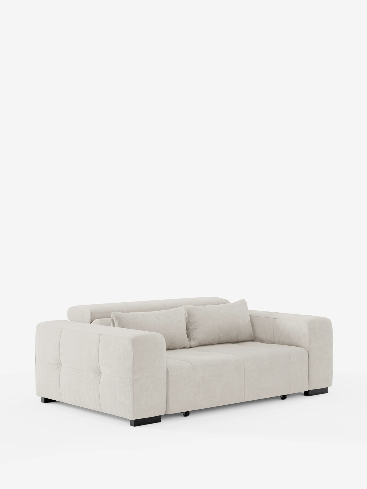 Un divano Monarch Divano con Relax Elettrico di Divani.Store, dal design contemporaneo e dal profilo basso, in beige chiaro, caratterizzato da braccioli squadrati, morbidi cuscini di seduta e schienale, due cuscini decorativi abbinati e piedini rettangolari neri, rivestito in morbido tessuto T31 antimacchia, con sedute estensibili e poggiatesta reclinabile — il tutto su uno sfondo bianco a tinta unita.