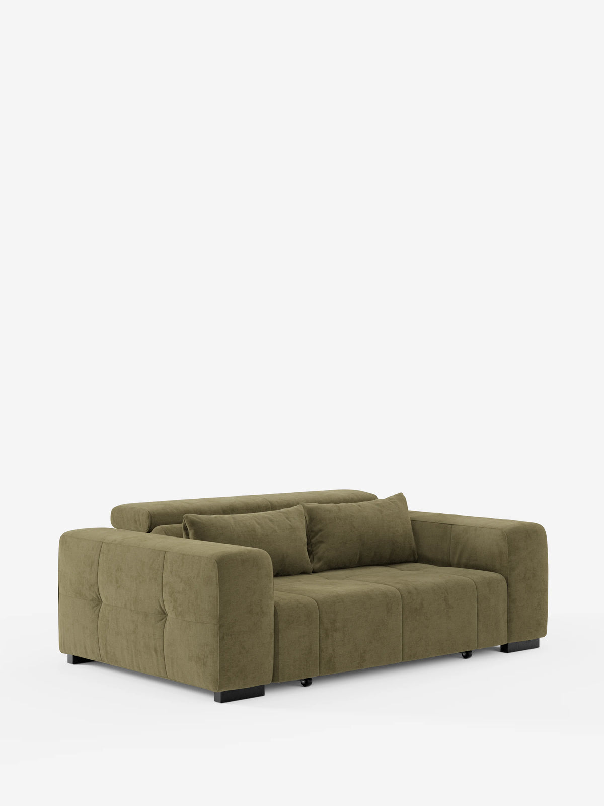 Divano Monarch verde oliva, moderno, a due posti, con funzione relax elettrica per l’allungamento delle sedute e poggiatesta reclinabile, realizzato in morbido tessuto smacchiabile T31 di Divani.Store, con braccioli squadrati e cuscini imbottiti. Questo divano contemporaneo presenta un profilo basso e squadrato, gambe corte nere e due cuscini decorativi abbinati, che risaltano su uno sfondo bianco a tinta unita.