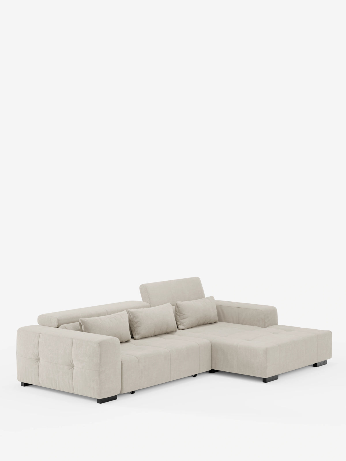 Il divano angolare Monarch con penisola e funzione Relax Elettrico per l'allungamento delle sedute di Divani.Store presenta un design a forma di L in grigio chiaro, con cuscini trapuntati, ampi braccioli, due cuscini rettangolari e poggiatesta reclinabili regolabili su un'estremità. Rivestito in morbido tessuto T31 resistente alle macchie, questo moderno divano componibile poggia su corte gambe nere ed è messo in risalto da uno sfondo bianco a tinta unita.