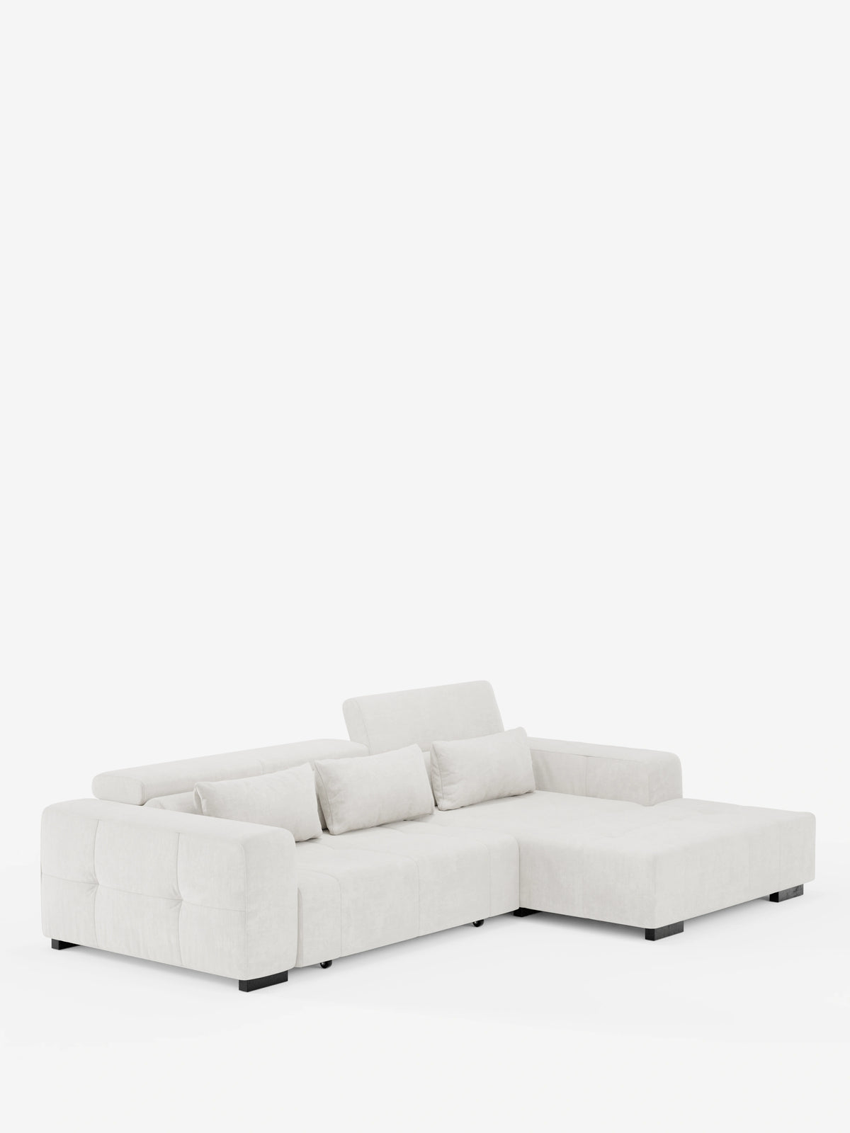 Il Divani.Modello Monarch: divano angolare con penisola e sistema Relax elettrico per l’allungamento delle sedute, dotato di poggiatesta reclinabili regolabili, morbido tessuto T31 resistente alle macchie in grigio chiaro, tre cuscini di seduta, braccioli bassi e larghi, due piccoli cuscini rettangolari e piedini quadrati neri — esposto su uno sfondo bianco a tinta unita.