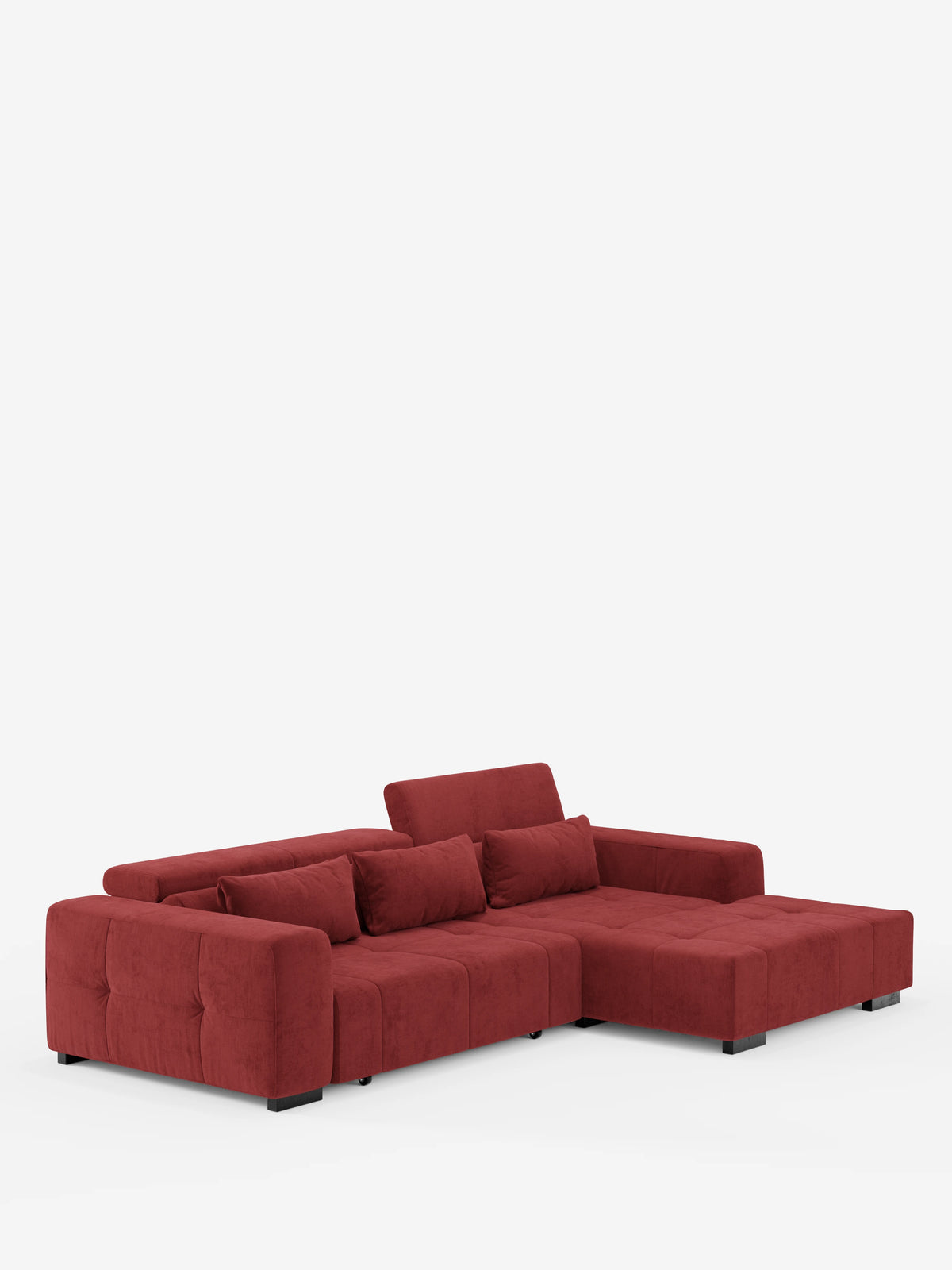 Il divano angolare Monarch con penisola e funzione relax elettrica per l’allungamento delle sedute di Divani.Store presenta un design moderno di colore rosso con cuscini capitonné nel classico stile capitonné, uno schienale basso, due poggiatesta reclinabili e una chaise longue sul lato destro. È rivestito in morbido tessuto T31 resistente alle macchie e poggia su gambe corte nere su uno sfondo bianco a tinta unita.