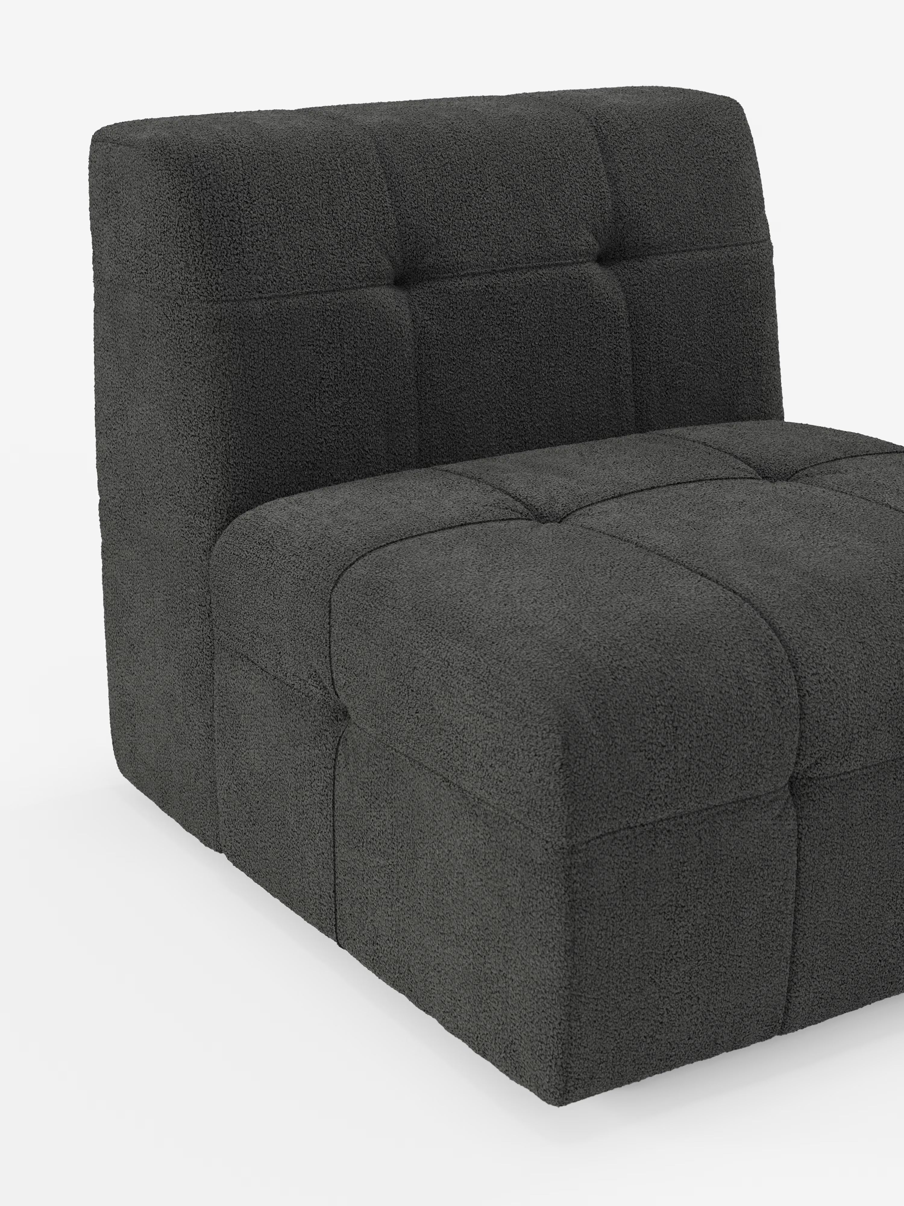 Una poltrona modulare senza braccioli, rivestita in tessuto color antracite scuro con una finitura morbida e testurizzata, che trae ispirazione dal design contemporaneo delle poltrone. La seduta e lo schienale presentano un motivo a griglia creato da cuciture a capitonné. Questo raffinato complemento d’arredo poggia su una superficie piana bianca, in contrasto con uno sfondo bianco a tinta unita.
