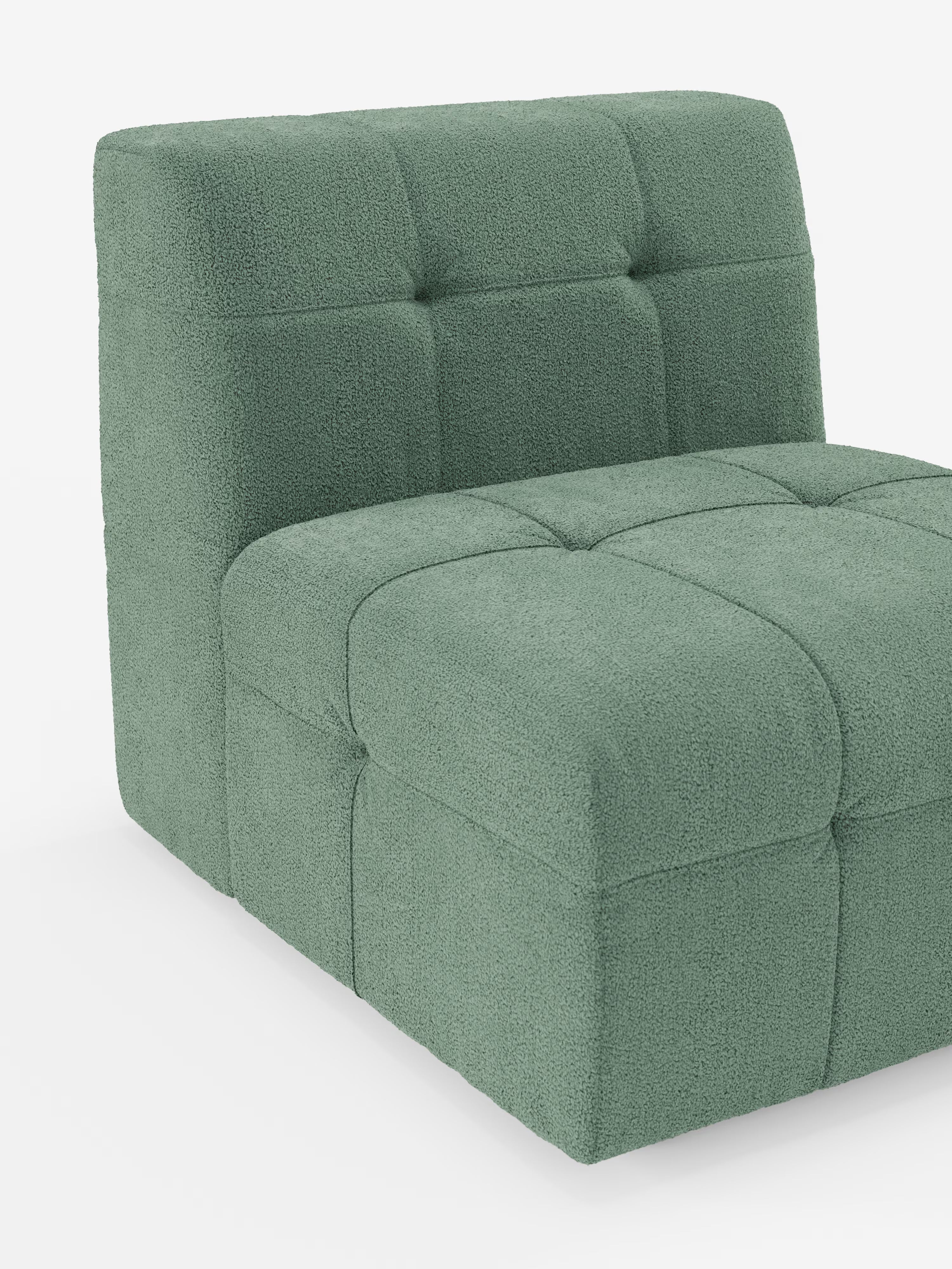 La poltrona Mosaic modulo da 77 cm in bouclé di Divani.Store presenta un rivestimento in tessuto T21 verde e antimacchia, con un motivo quadrato capitonné trapuntato sulla seduta e sullo schienale. Questa moderna poltrona senza braccioli si caratterizza per i bordi morbidi e arrotondati e lo schienale basso, coniugando l’estetica contemporanea al comfort. Su uno sfondo bianco, incarna alla perfezione un design elegante e al tempo stesso pratico.