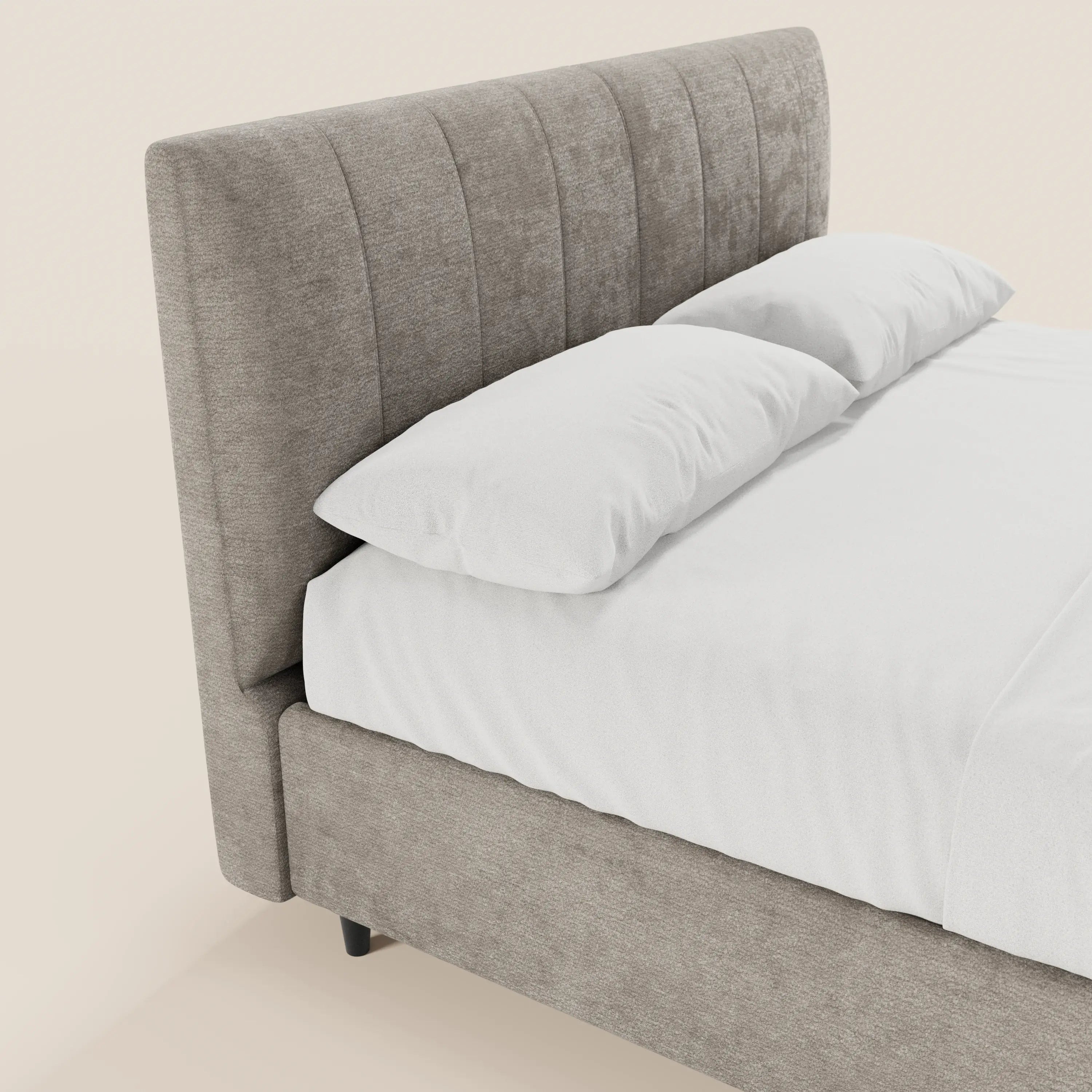 Il letto imbottito ONYX con contenitore di Letti.store presenta una testiera verticale in tessuto Oeko-Tex® grigio chiaro, lenzuola bianche e cuscini, per un look pulito e minimal su uno sfondo chiaro.