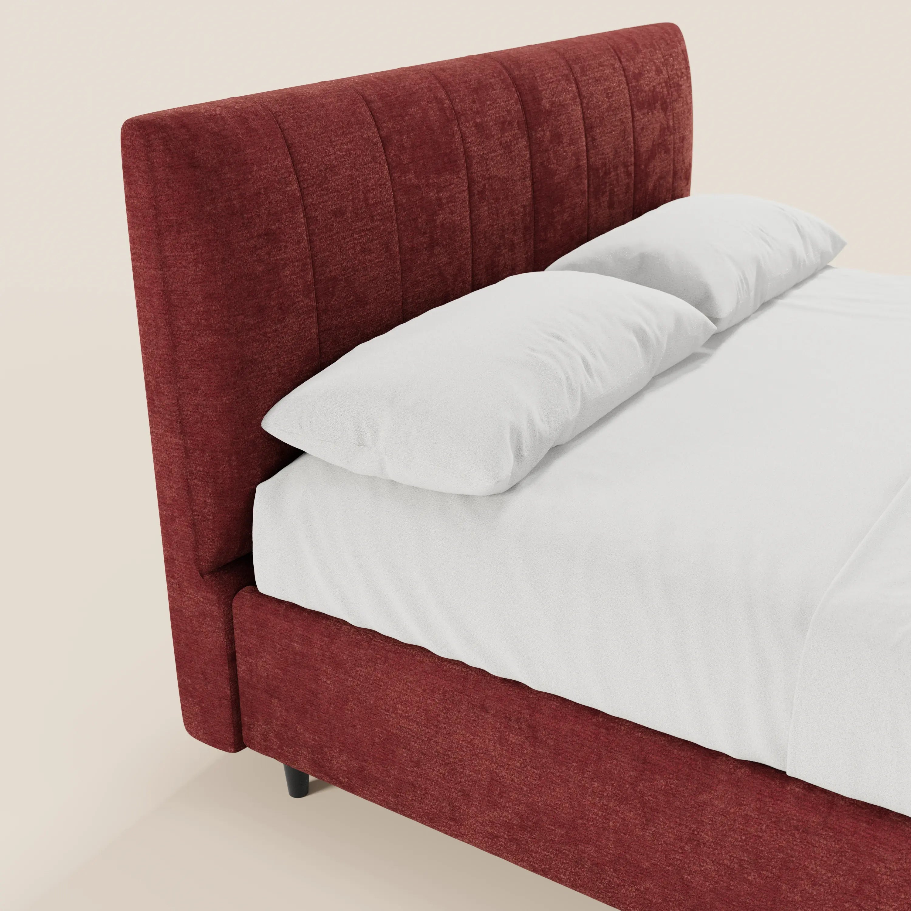 Il letto imbottito ONYX di Letti.store presenta una testiera alta, trapuntata verticalmente, in tessuto certificato Oeko-Tex® e una base contenitore di colore rosso intenso. Sullo sfondo beige è raffigurata solo una parte del letto, con lenzuola bianchissime e due cuscini.