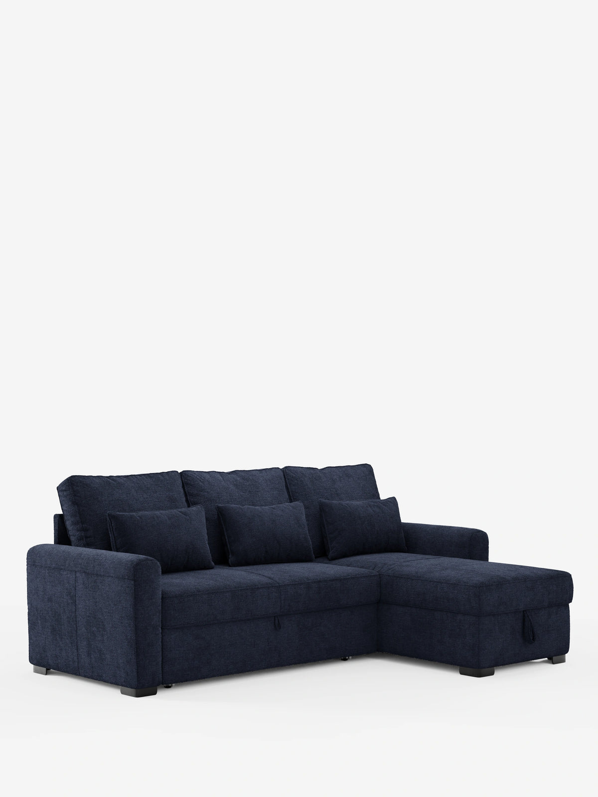 Il divano letto Ottaviano blu scuro con letto estraibile – penisola reversibile e contenitore in tessuto materico smacchiabile – si staglia su uno sfondo bianco, caratterizzato da cuscini spessi, tre cuscini decorativi e una base con vano contenitore nascosto.